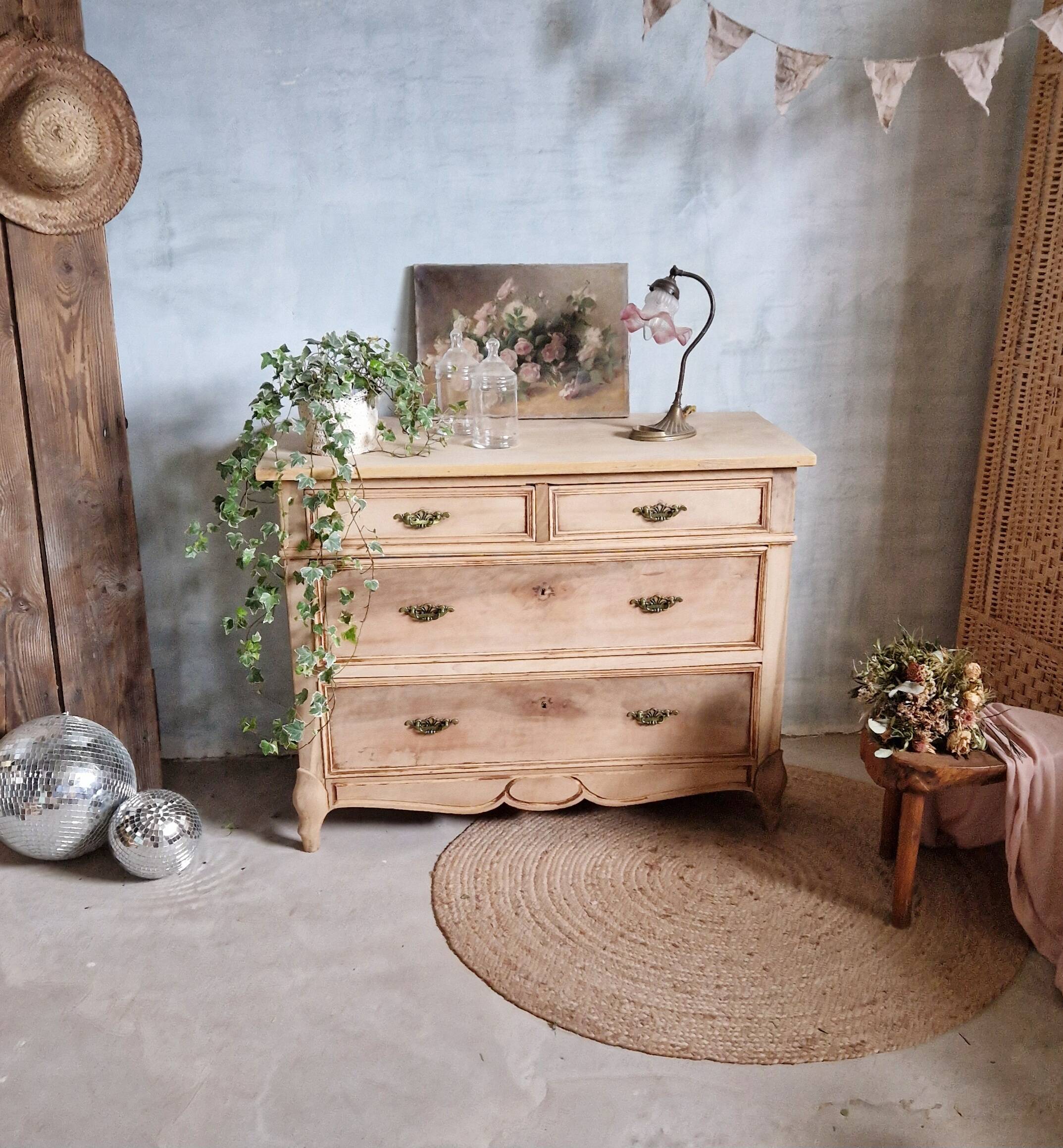 Pretty and old Louis XV chest of drawers