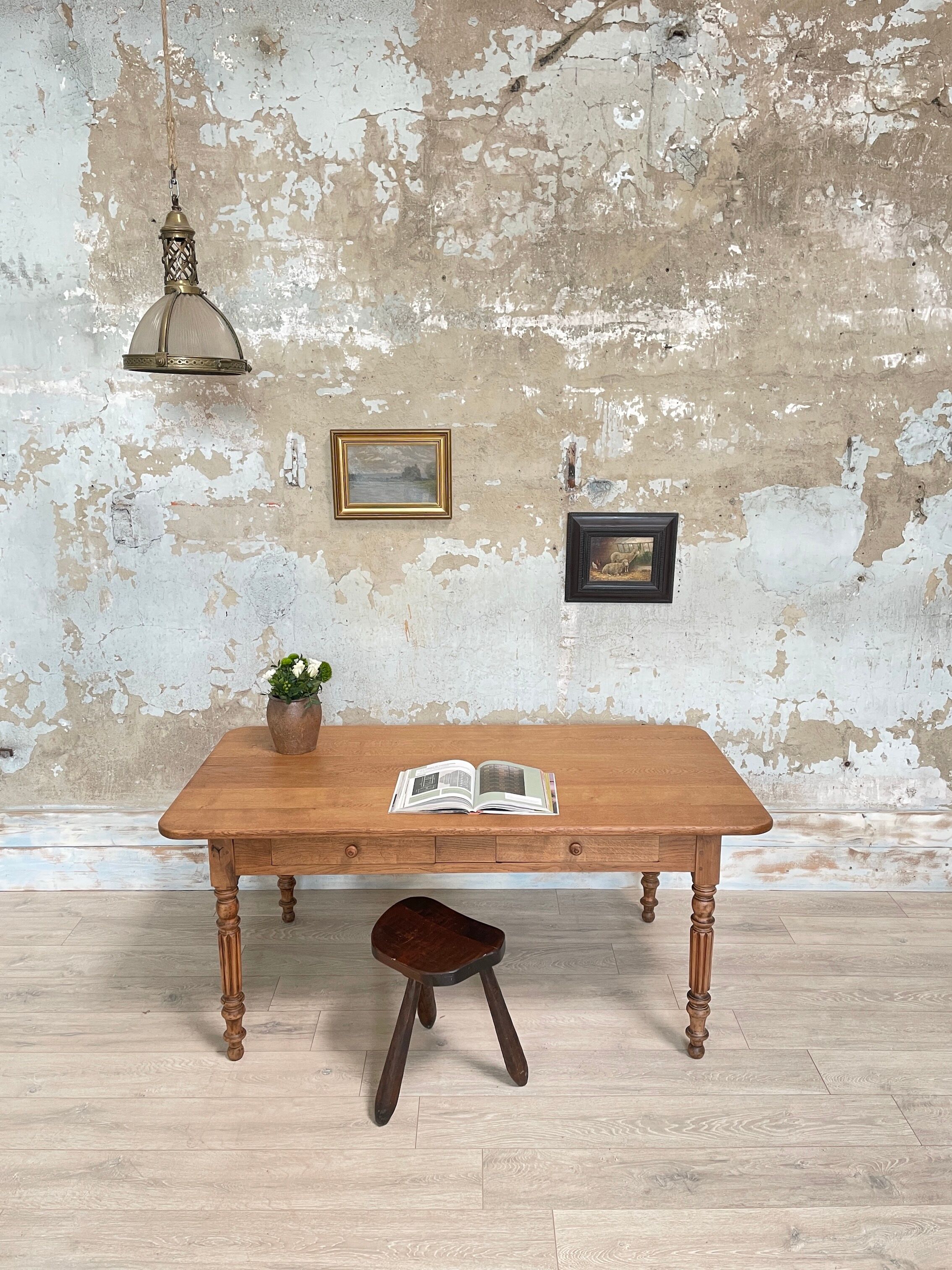 Table with turned legs in solid wood