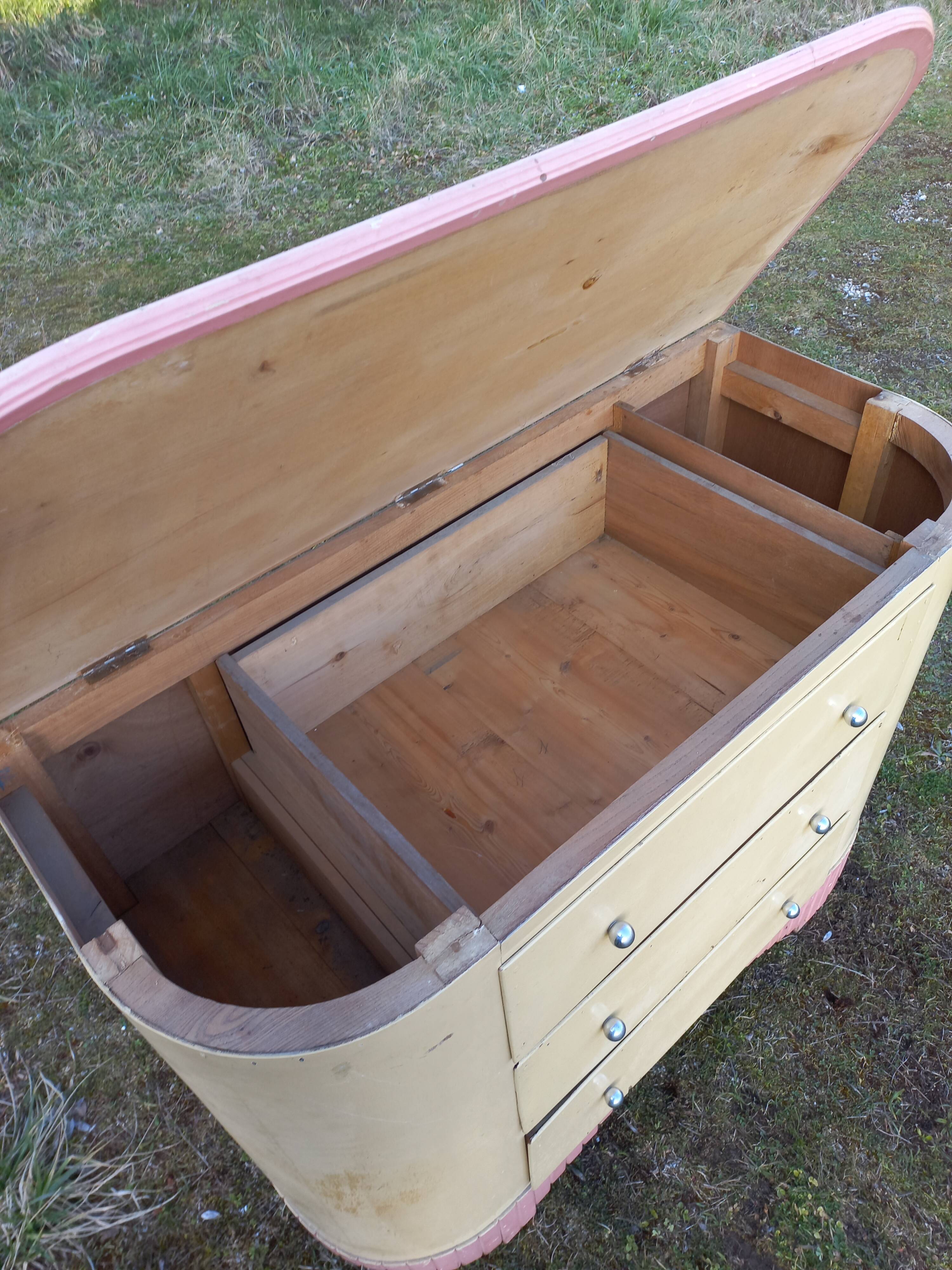 Art Deco curved chest of drawers in lacquered wood