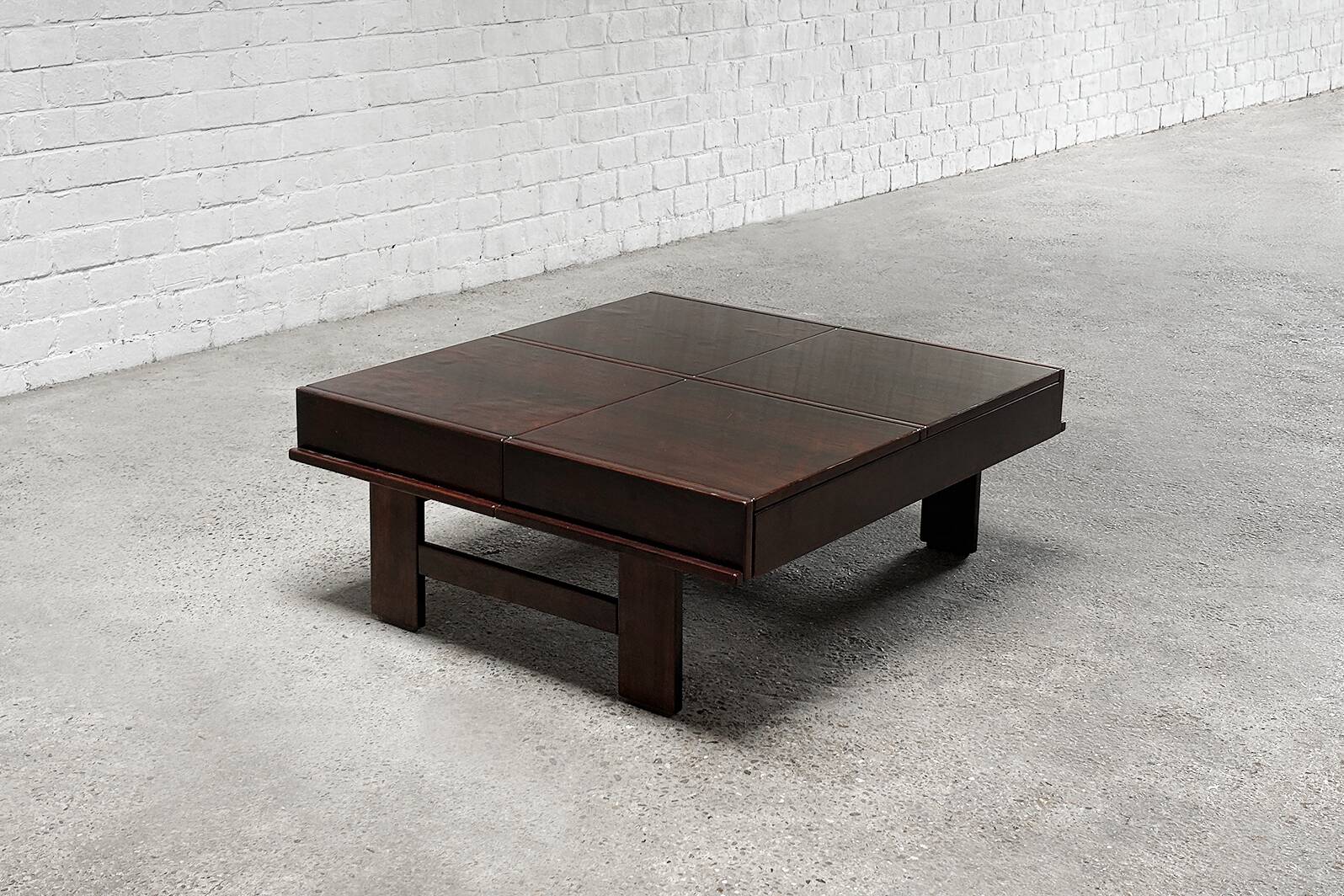 Table basse carrée en noyer avec rangement par Giovanni Michelucci, Italie 1960