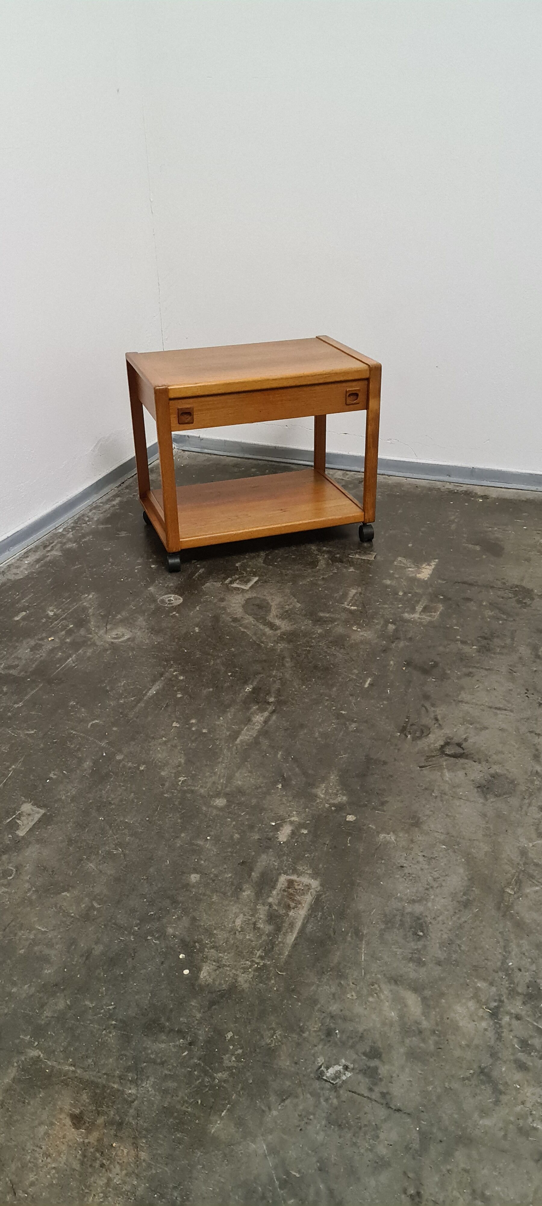Table d’extrémité en teck vintage ou chariot tv
