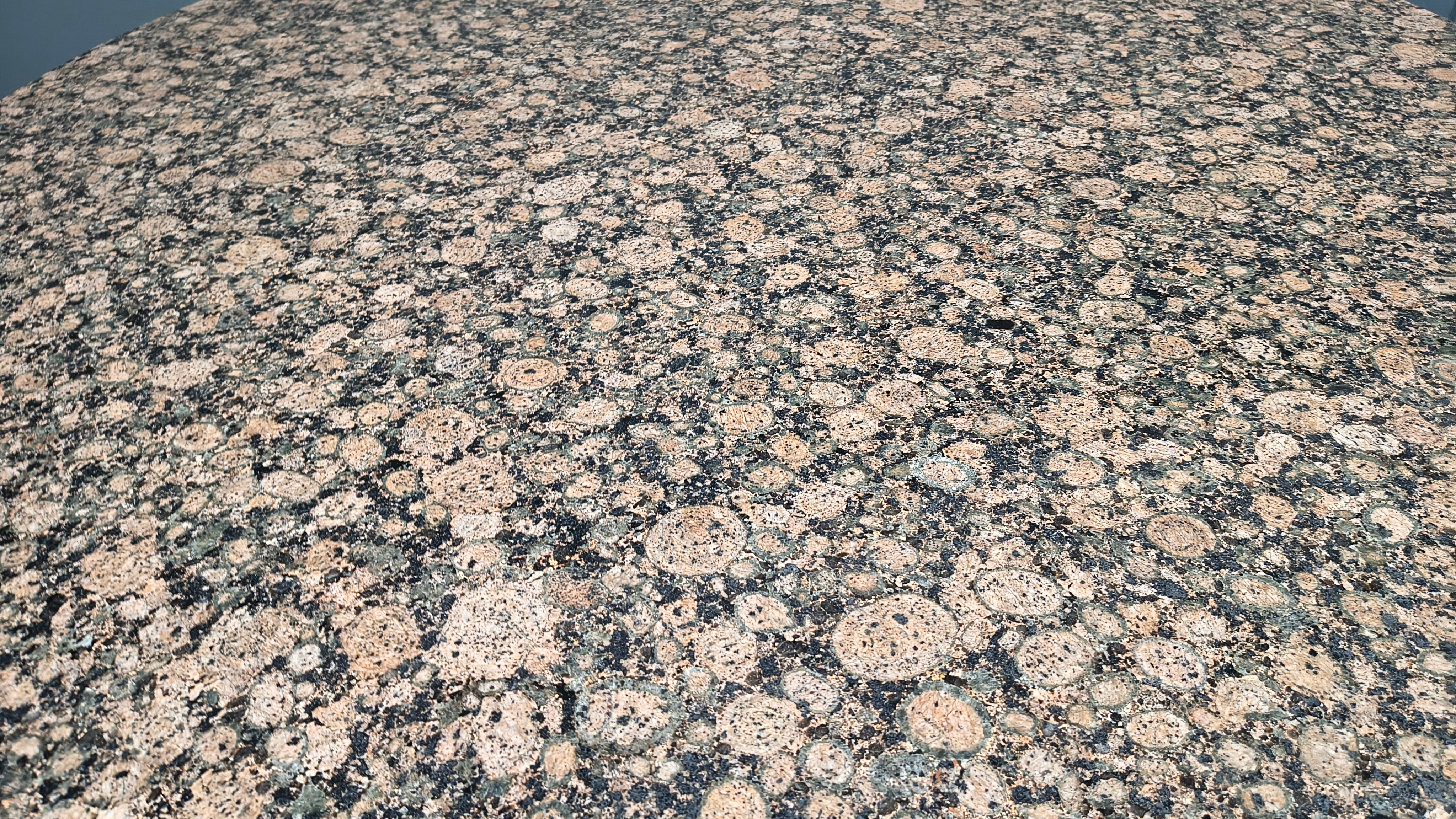 Table ronde en granit vintage, années 1970