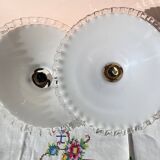 Paire de suspensions en opaline dentellées