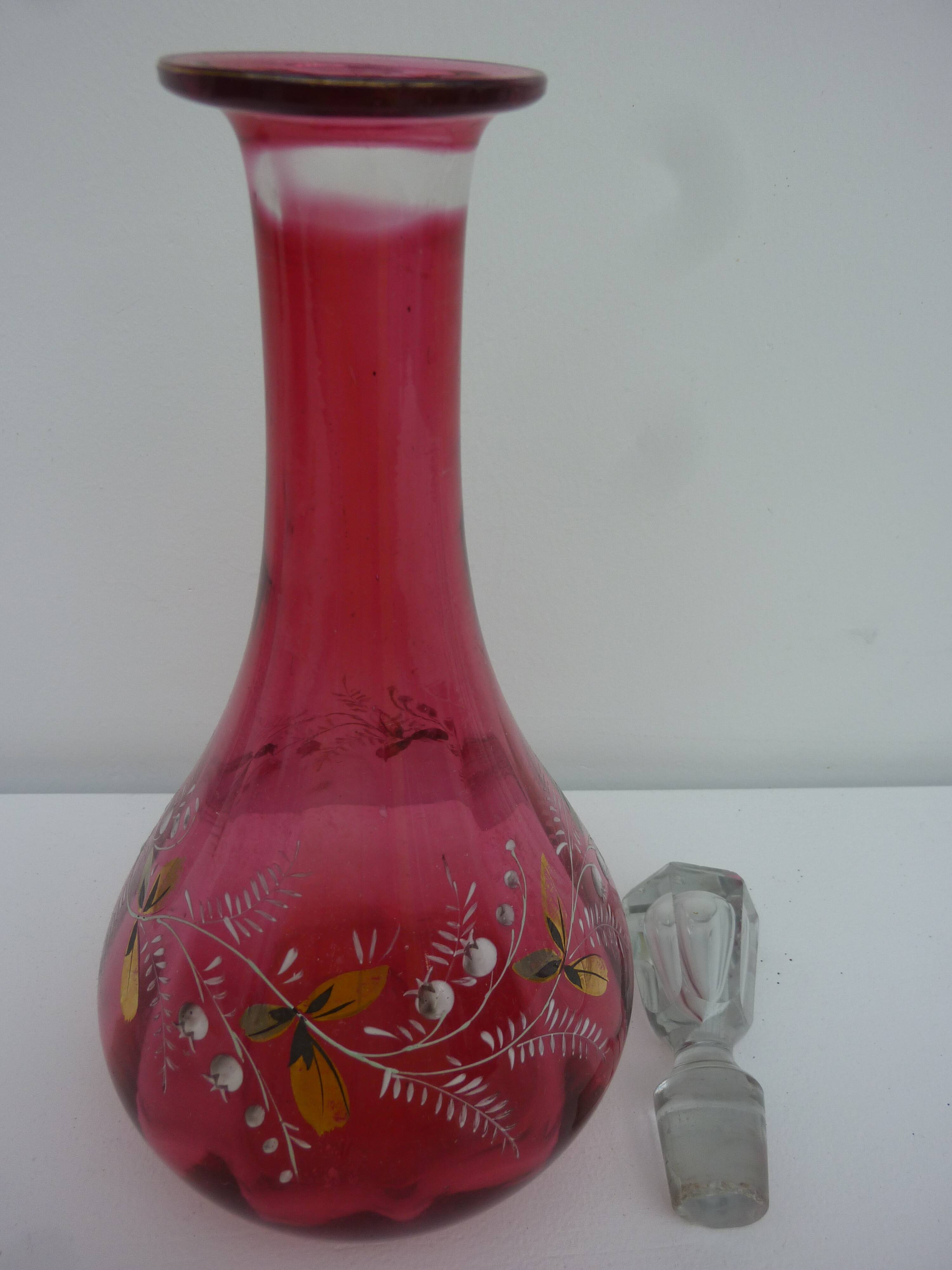 Carafe verre rose rouge à facettes ,décor floral muguet émaillé et peint