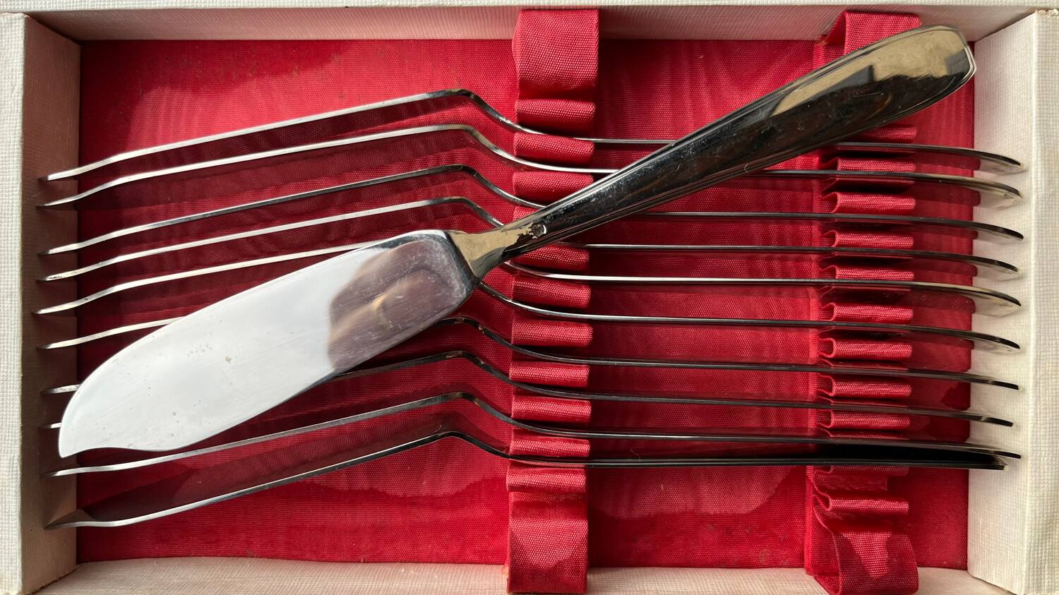 Goldsmith's box of 19 fish cutlery