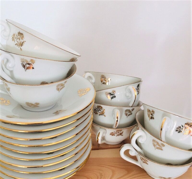 10 anciennes tasses à café avec soucoupes en porcelaine à motifs de fleurs dorées