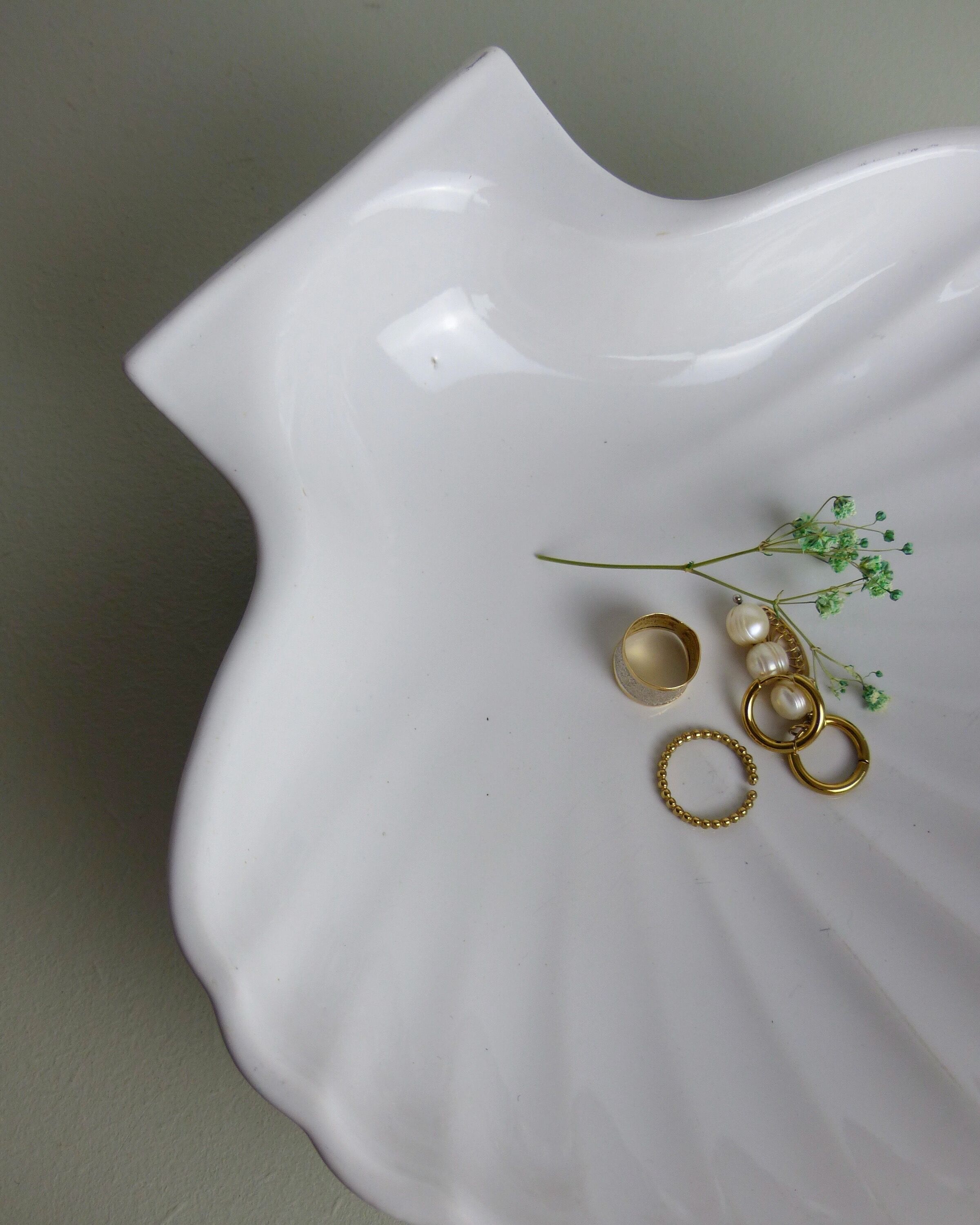 White ceramic shell pocket tray