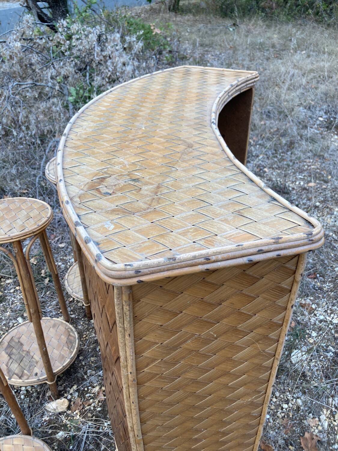 Bar et tabourets en rotin et châtaignier