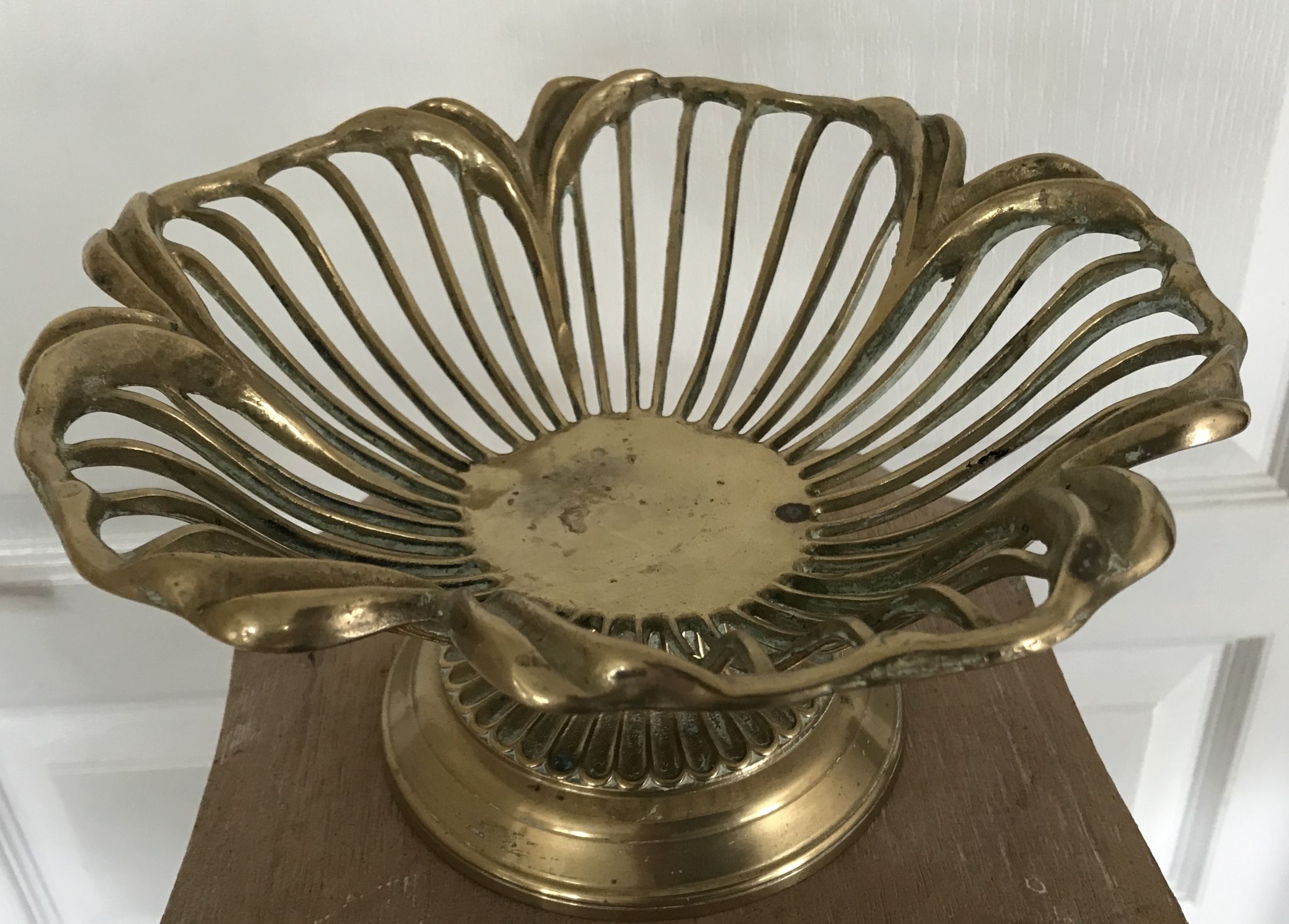 Stand cup or vintage basket of floral shape in golden brass, italy