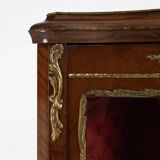 Vitrine d'angle de style Louis XV avec vitre cintrée, vers 1950