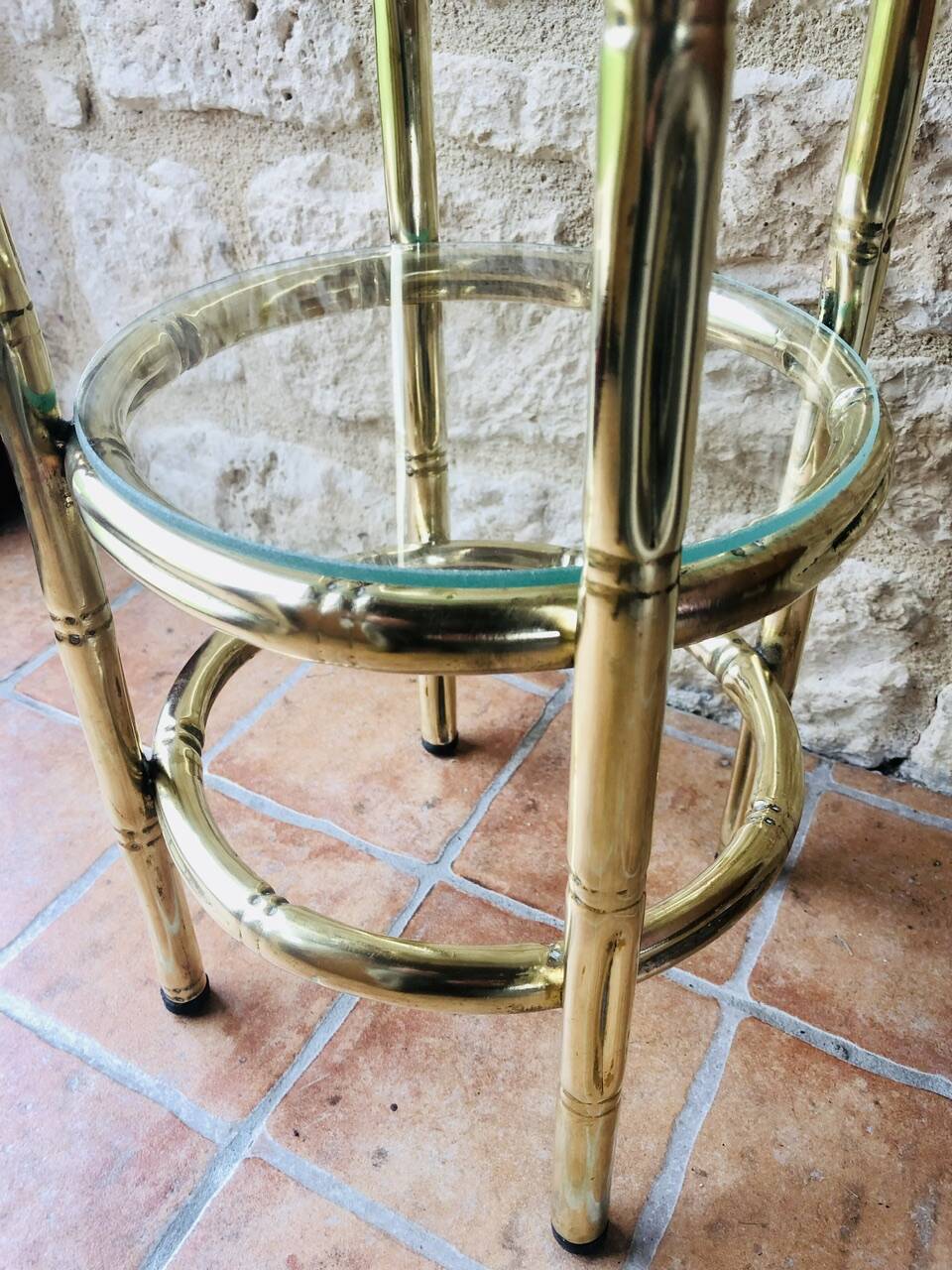 Vintage faux bamboo pedestal table in brass with 2 glass shelves