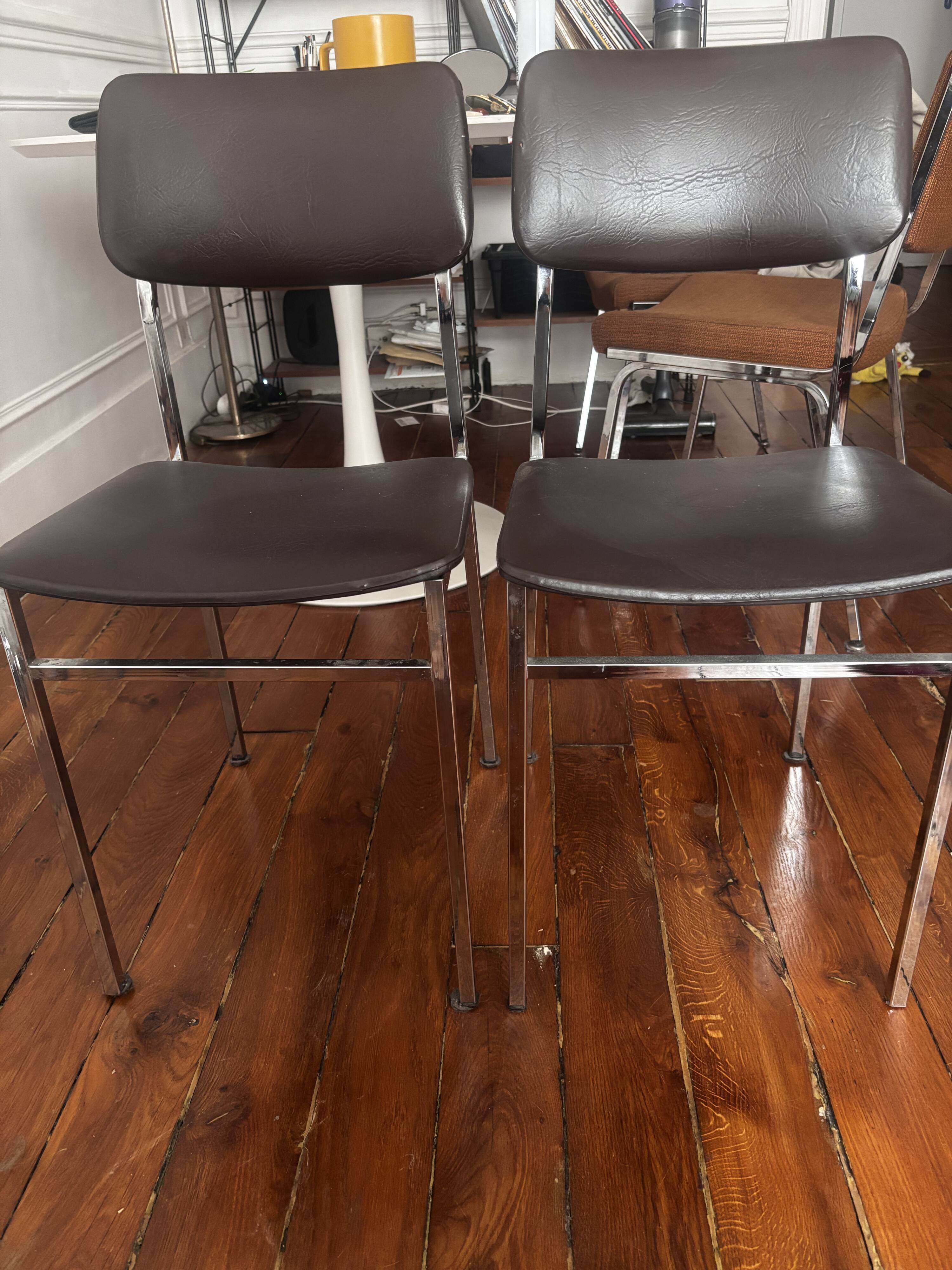 Paire de chaises vintage 70’s, chrome et skaï marron
