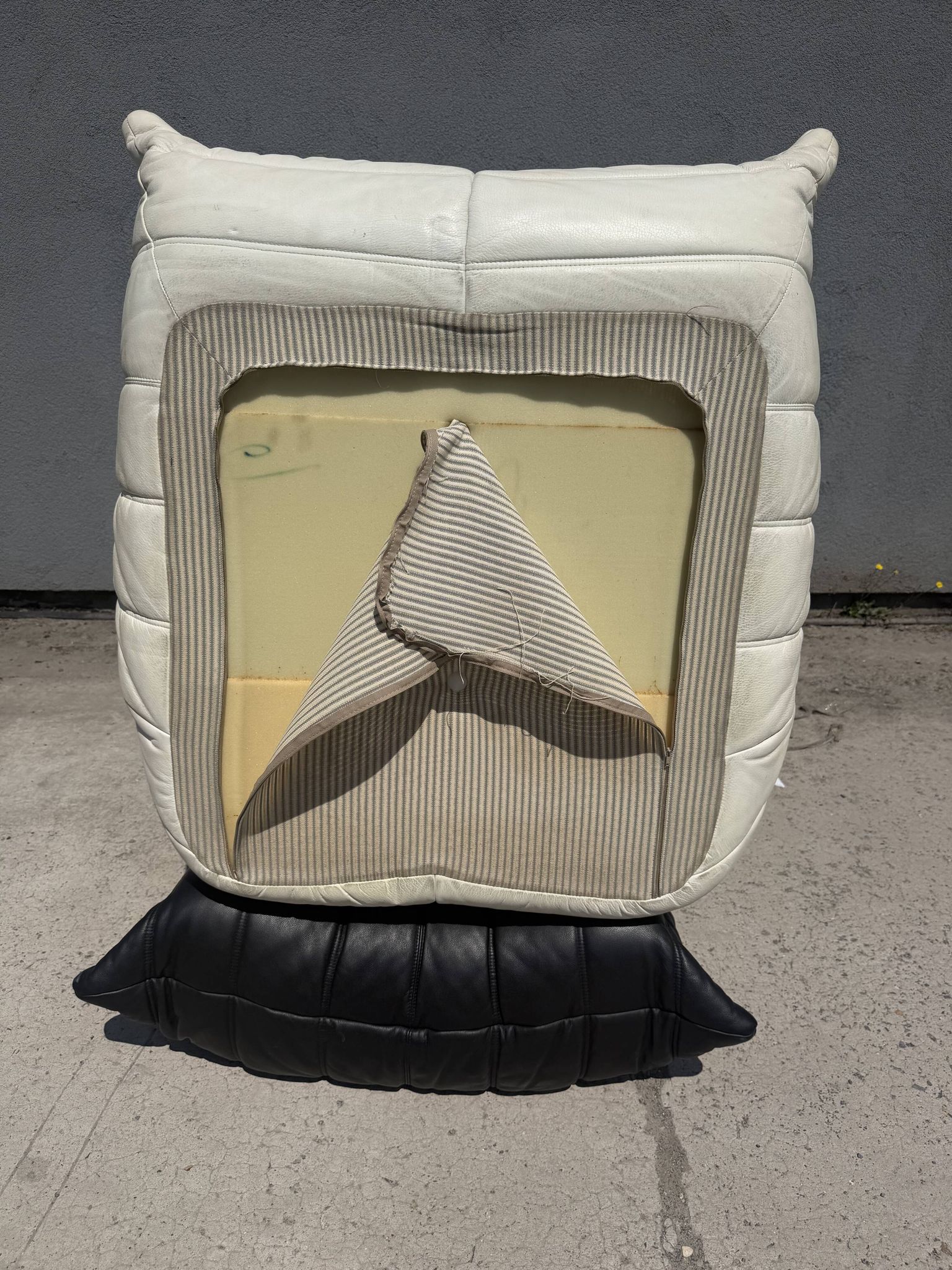 100% authentic Ligne Roset Togo 1-seater + pouf original leather Black & White