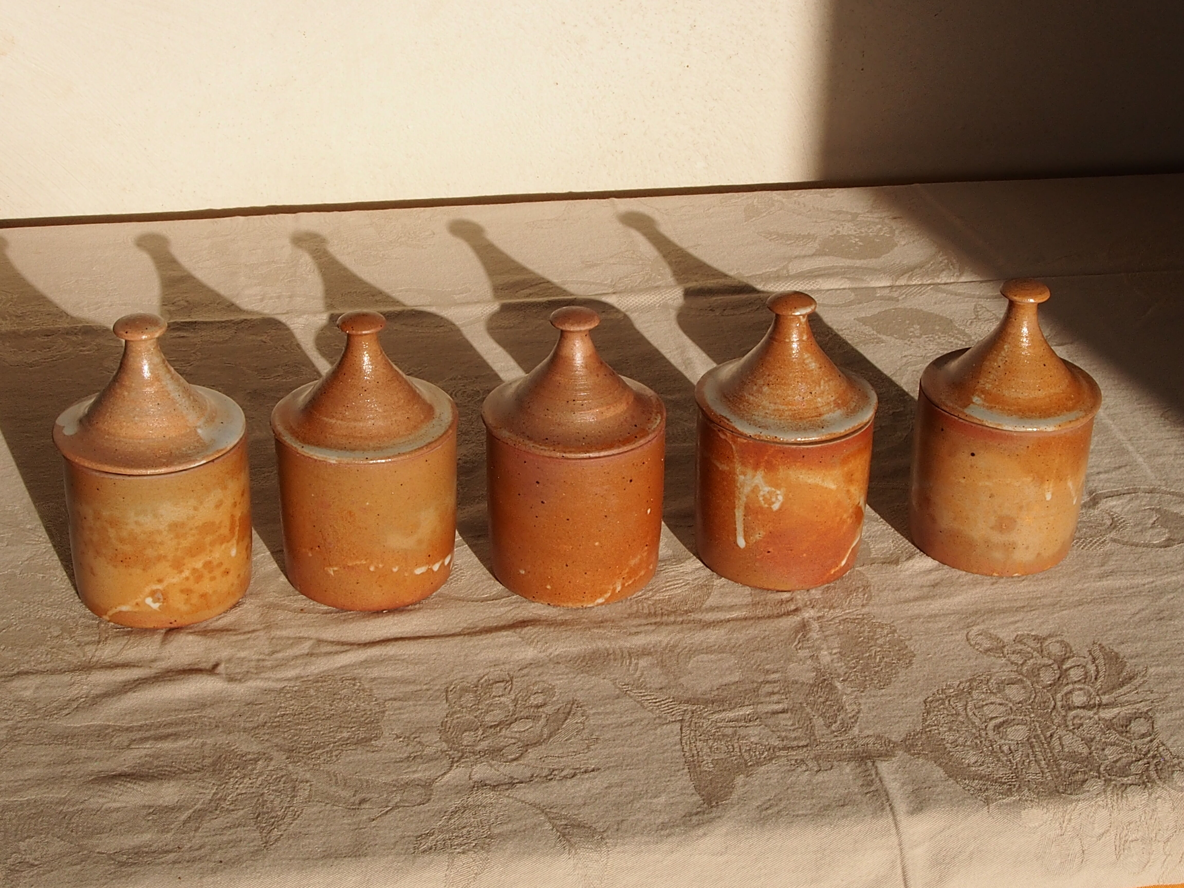 Set of 5 pots with its lid, in vintage stoneware
