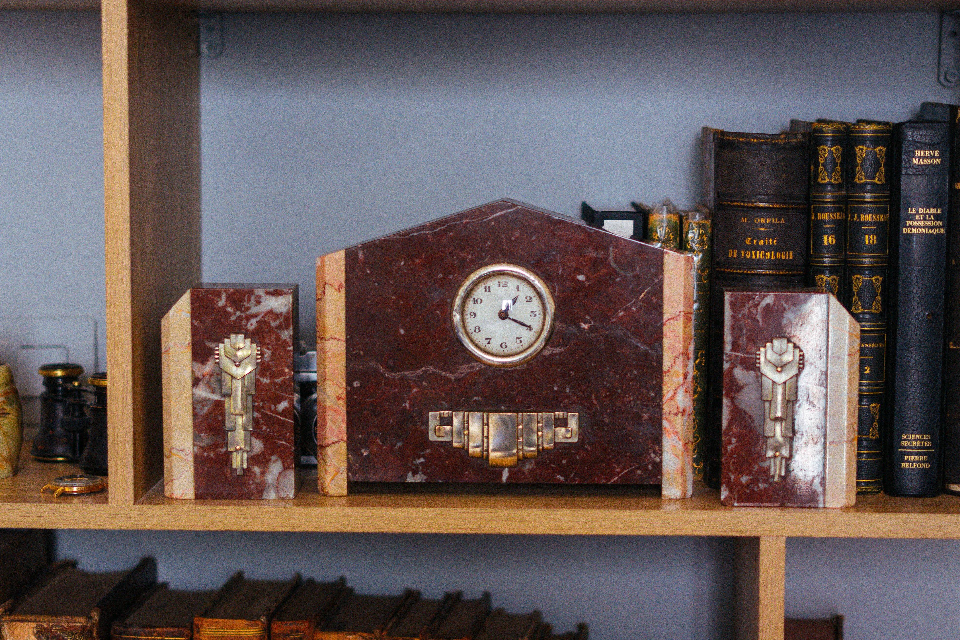 Ancienne horloge et paire de serres livres bibliotheque cheminée