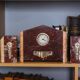 Ancienne horloge et paire de serres livres bibliotheque cheminée