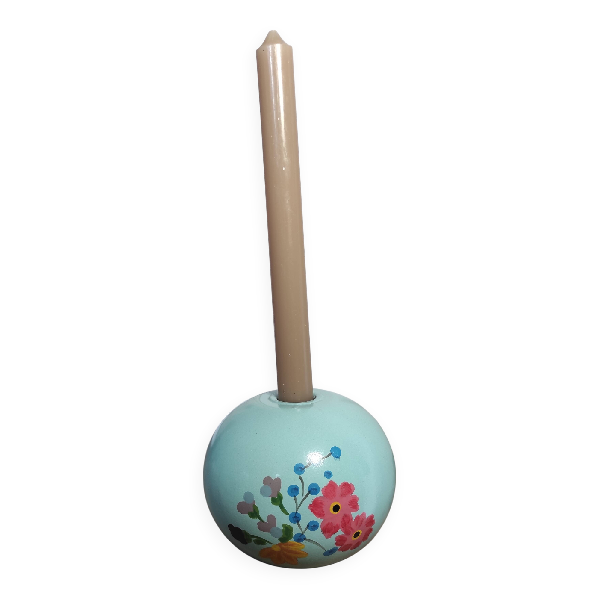 Floral candle holder in enamelled metal