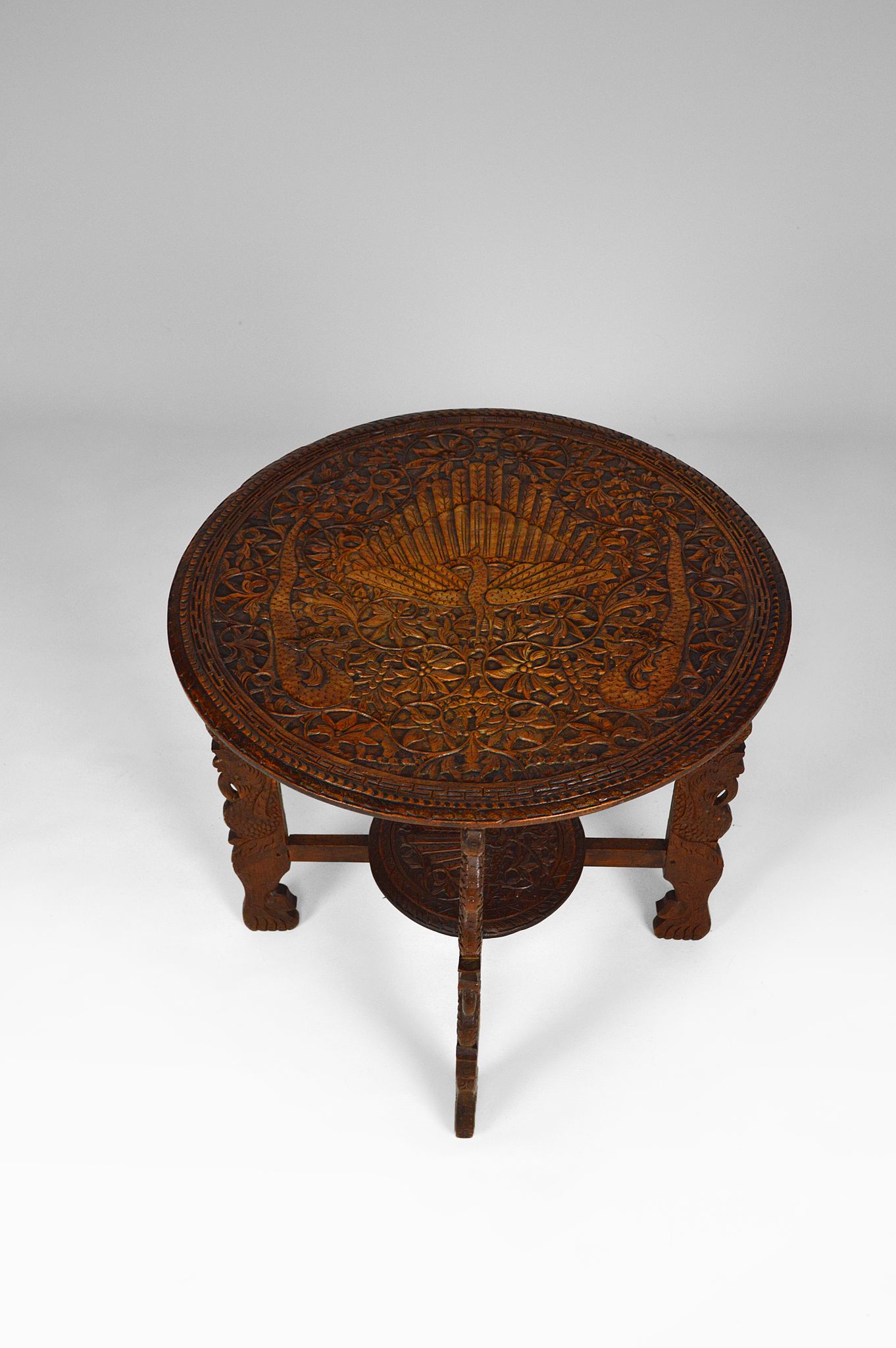 Table basse asiatique sculptée de dragons et de paons, Indonésie, début XXe