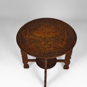 Table basse asiatique sculptée de dragons et de paons, Indonésie, début XXe