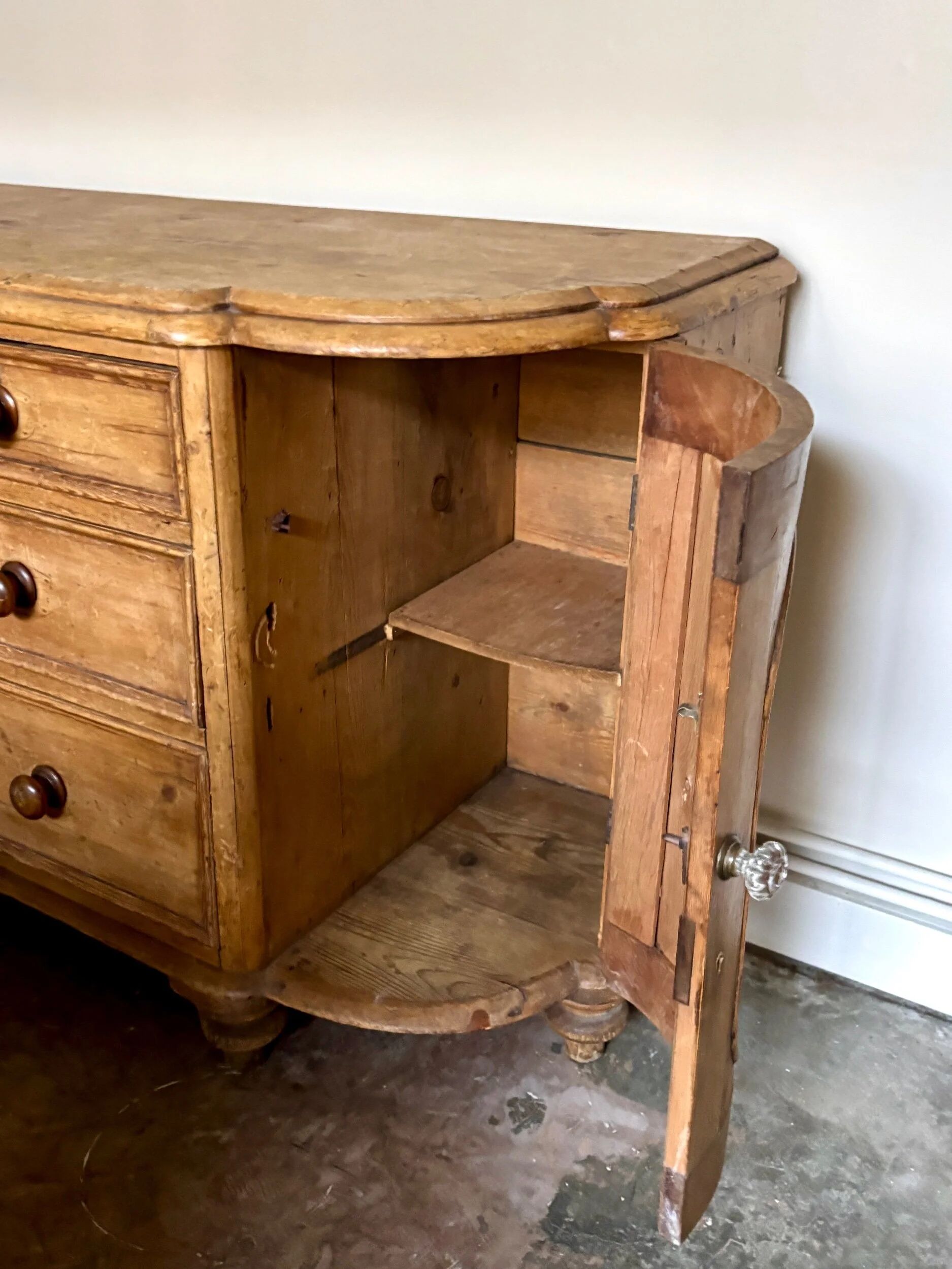English half-moon sideboard, 2 doors and 4 drawers in light wood, 1930.