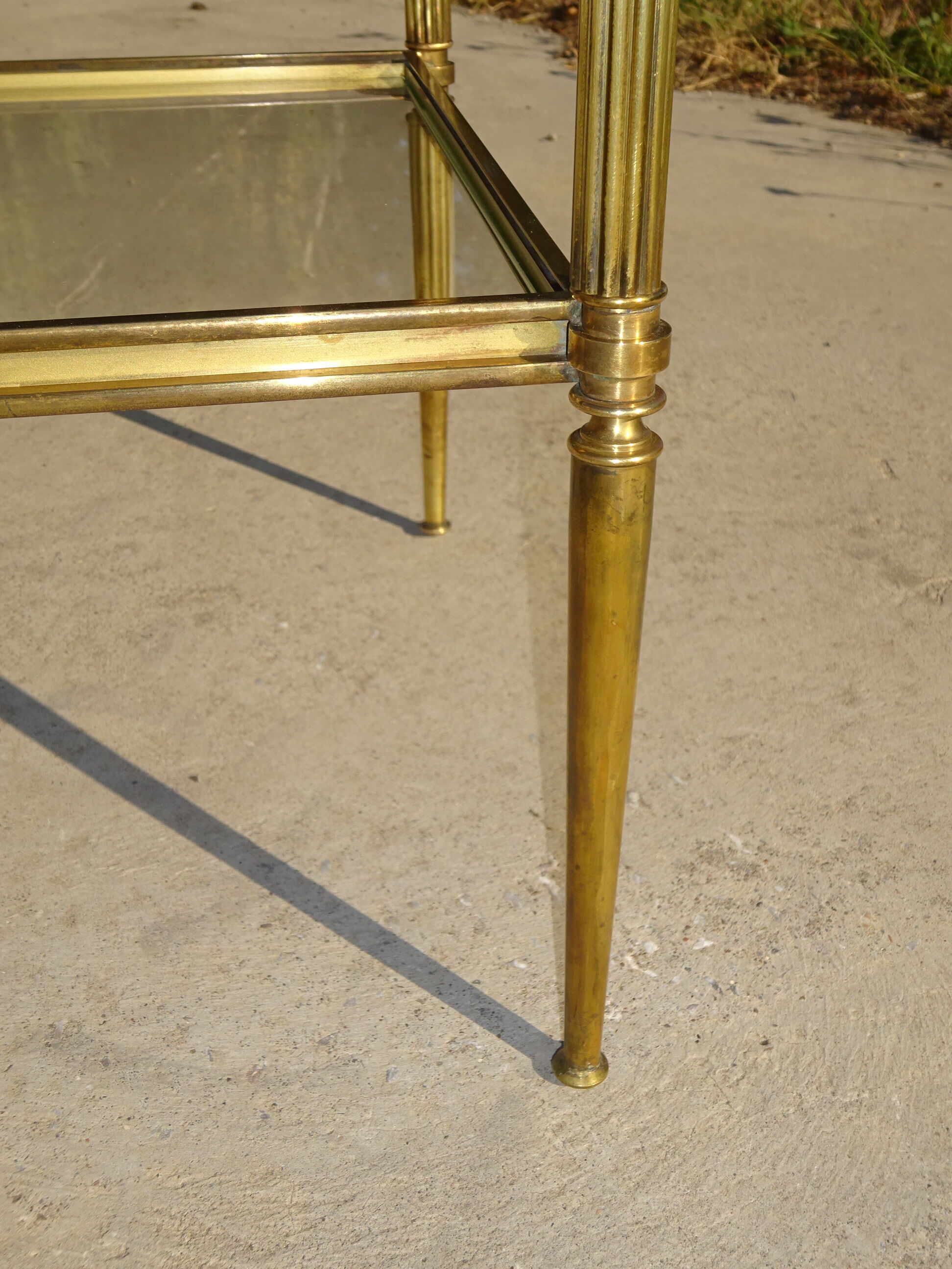 Table de salon en laiton et verre, double plateaux