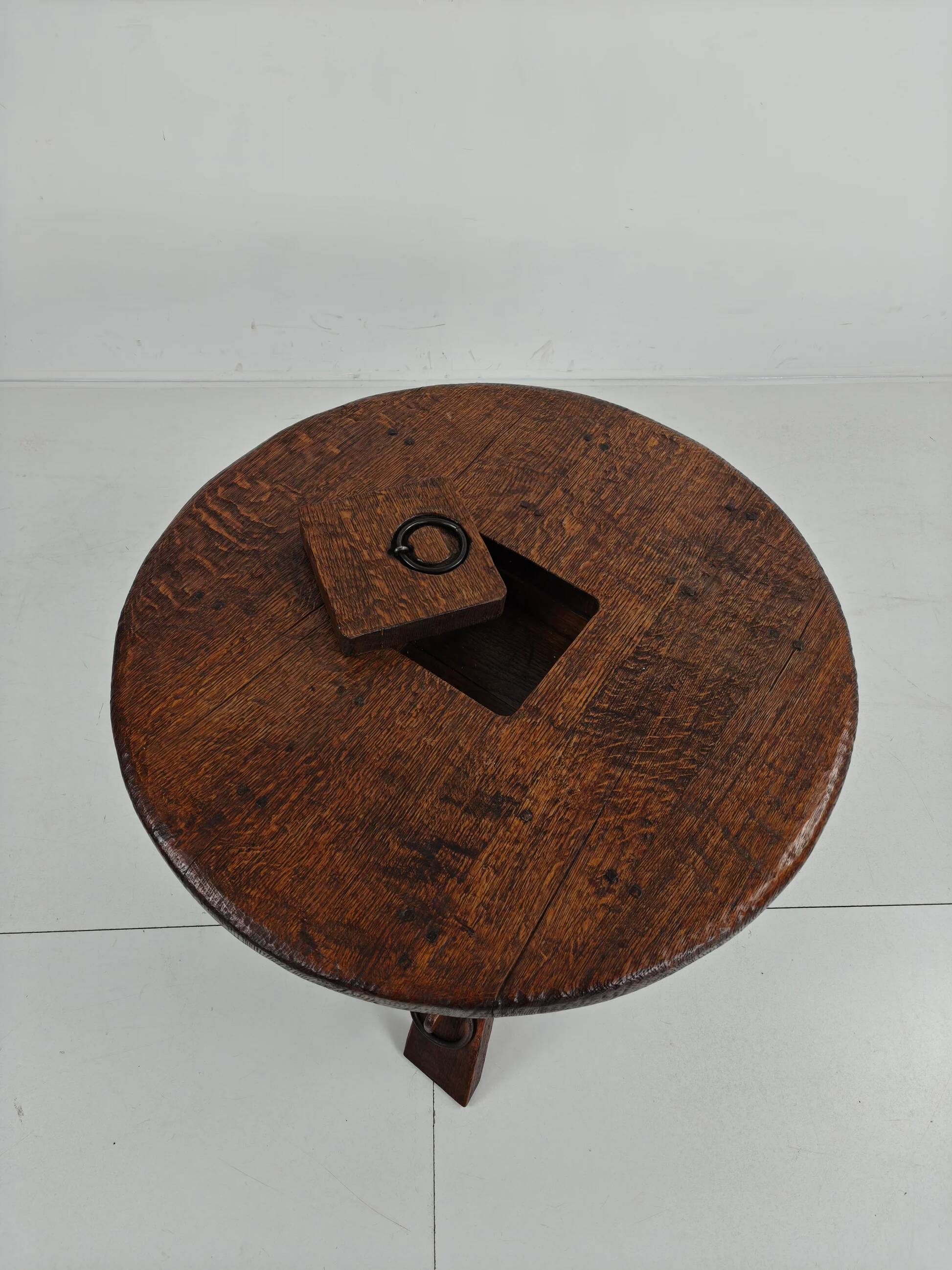 Table basse ronde rustique en chêne, style brutaliste, France, années 1960, milieu du XXe siècle