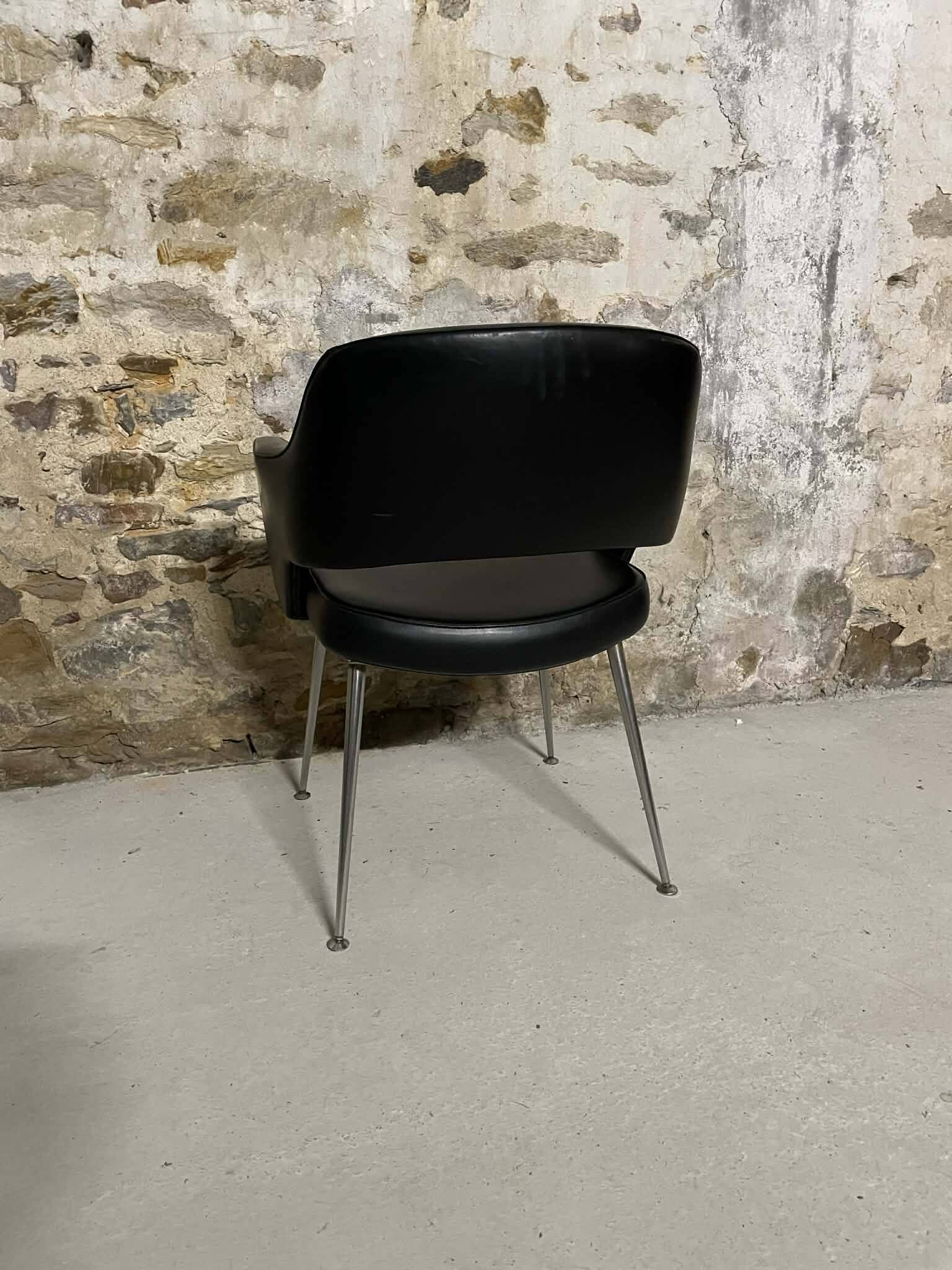 Conference chair in black design with metal legs – contemporary lines