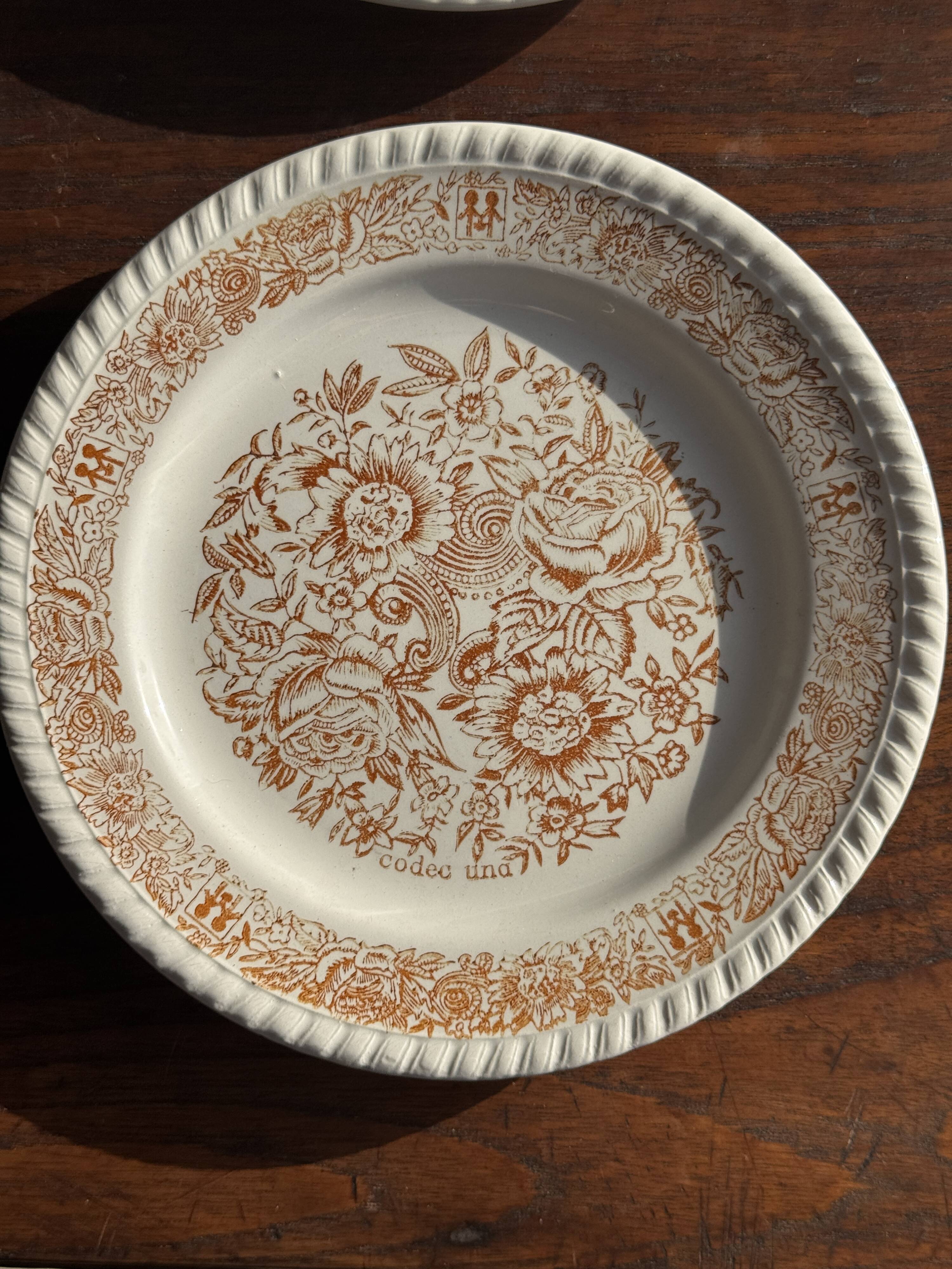 Set of 4 small dessert plates with a vintage stylised flower pattern.
