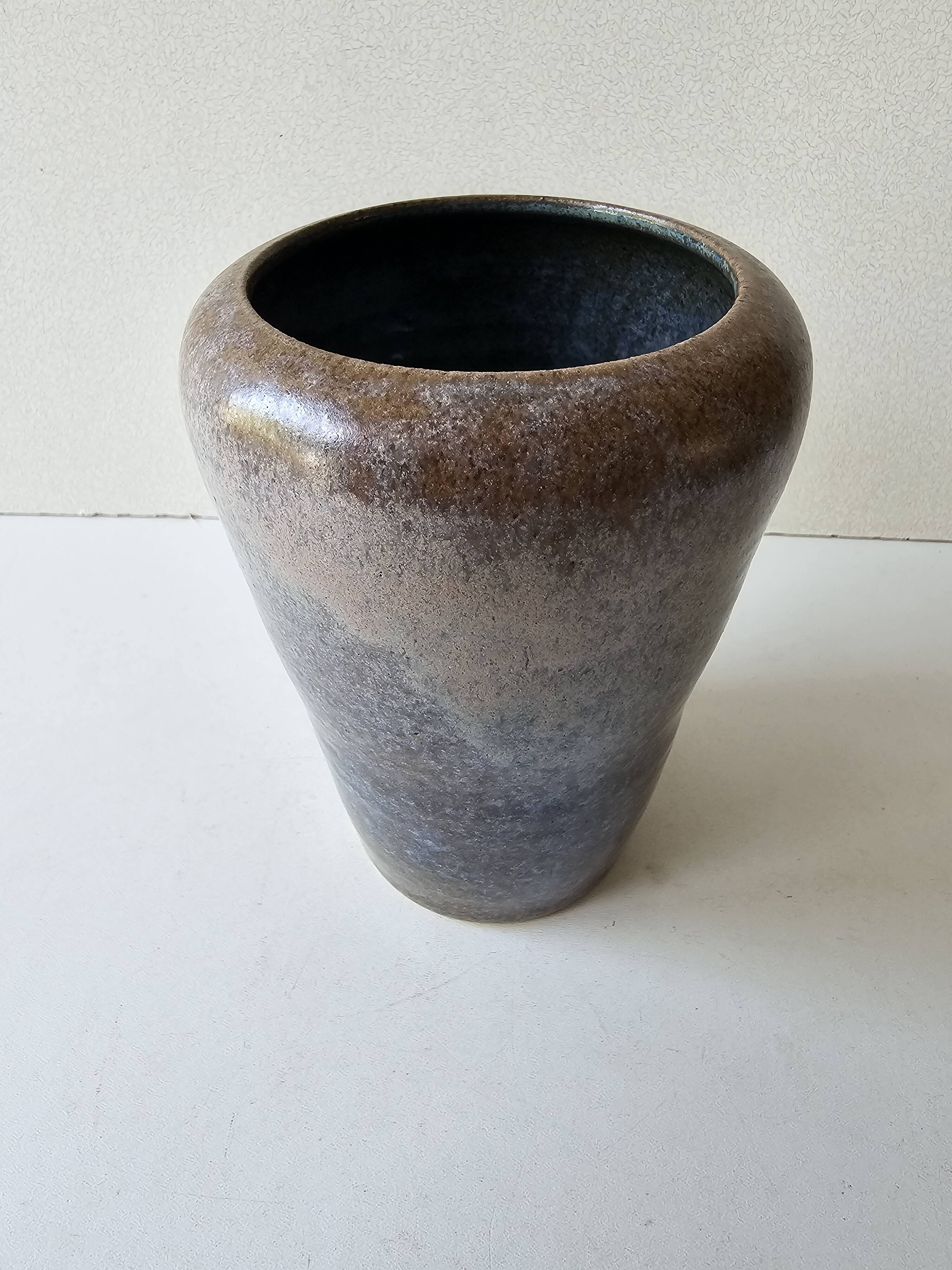 Vase en céramique vernissée bleue Signé Annie (hauteur 26cm) Hauteur 26 cm