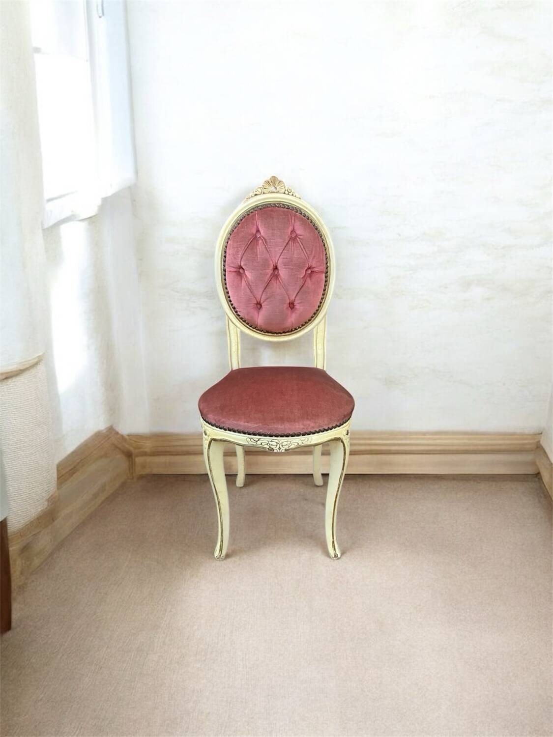 Chaise médaillon vintage – Bois patiné & velours rose poudré