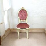 Chaise médaillon vintage – Bois patiné & velours rose poudré