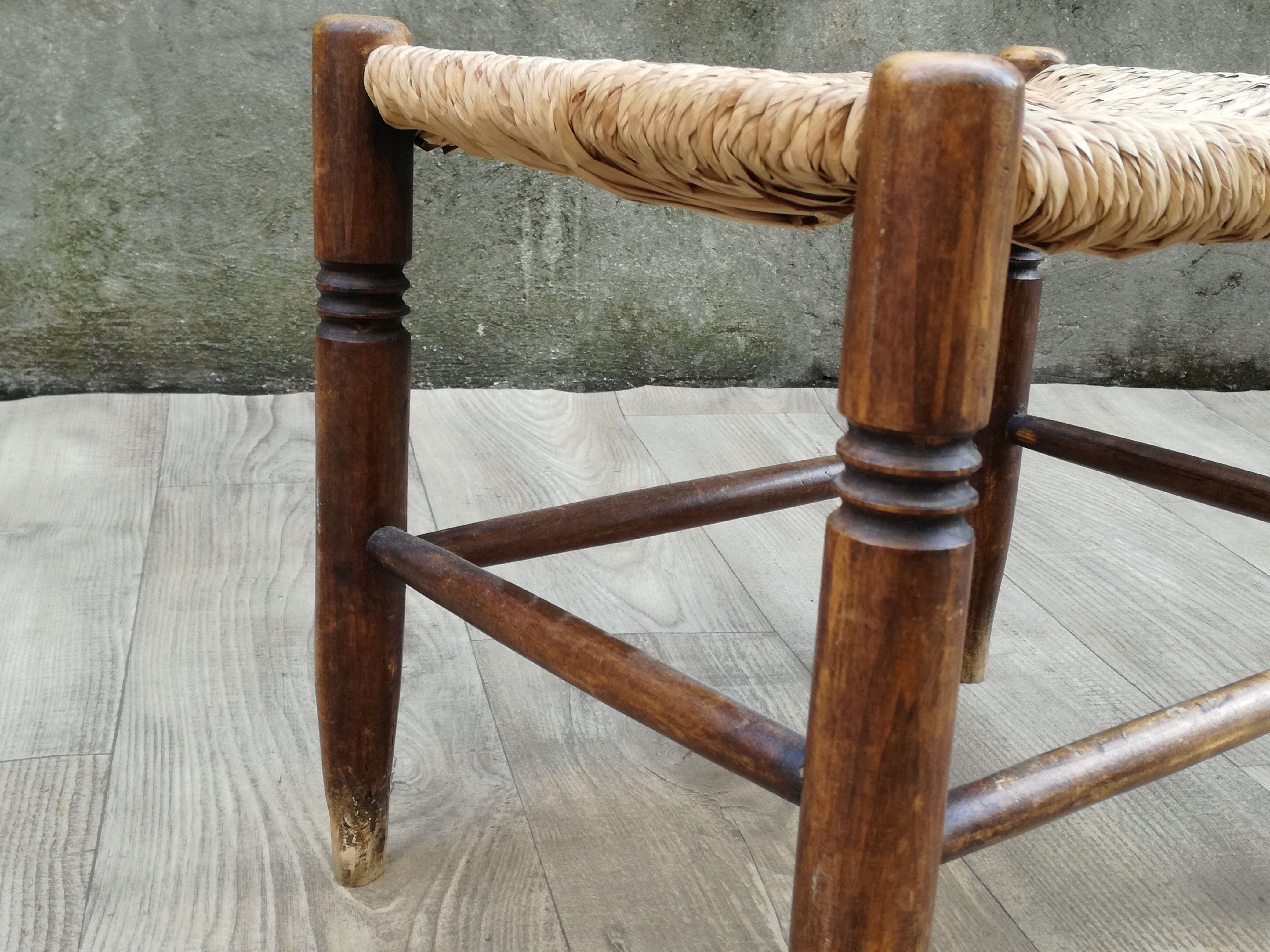 Tabouret vintage en bois et paille