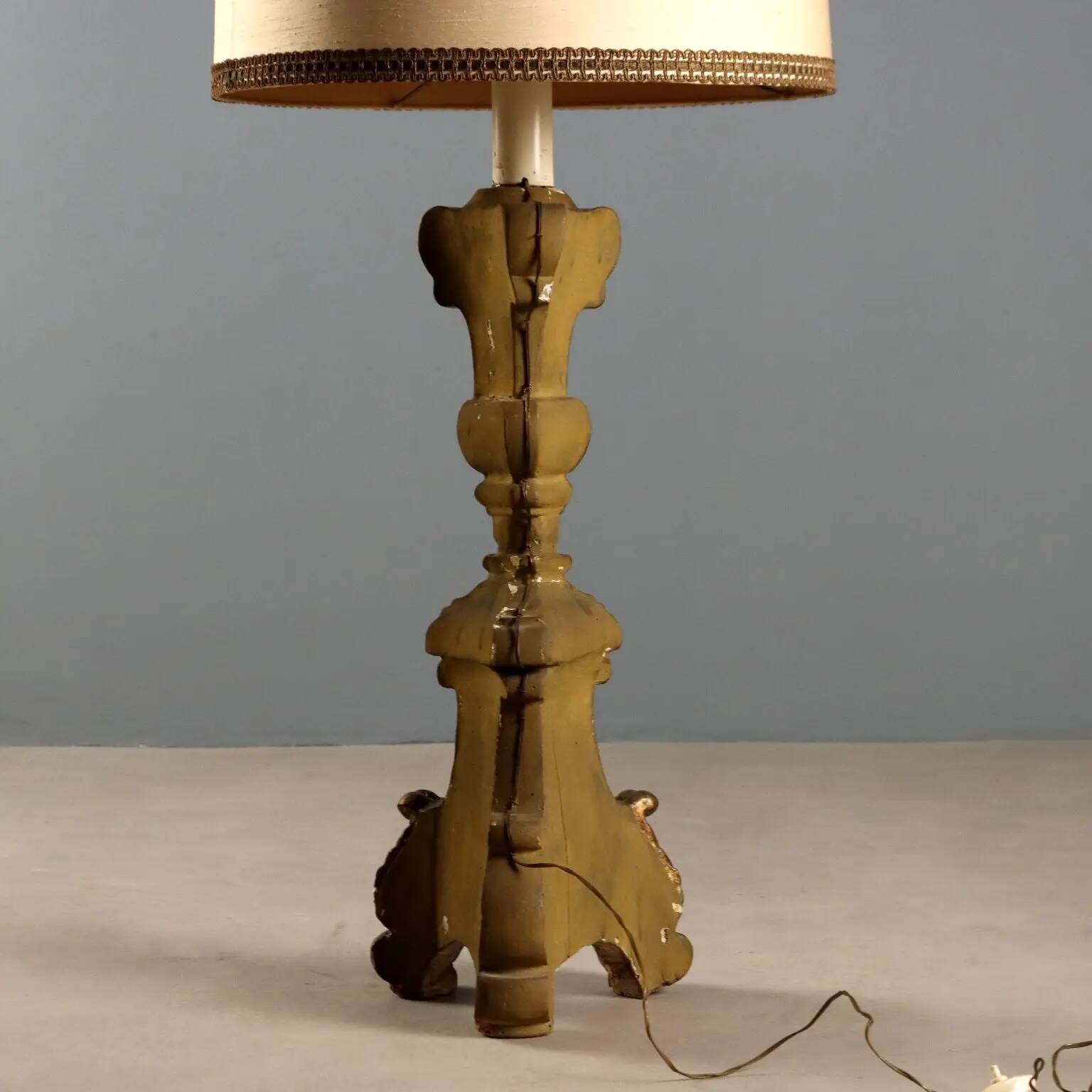 Lampe en bois sculpté et doré avec abat-jour en tissu, Italie, XIXe siècle