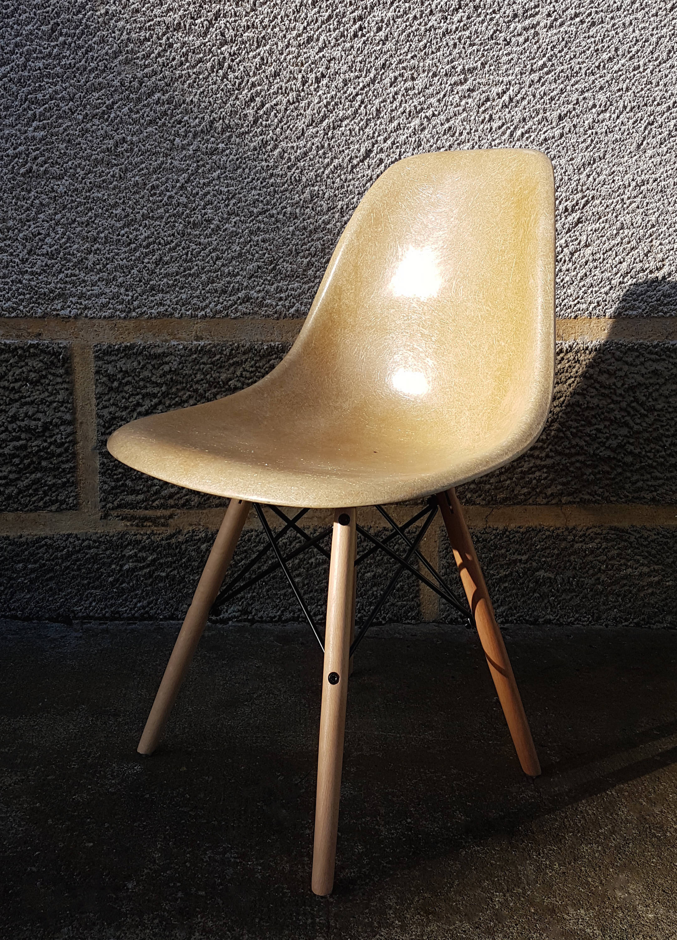 Chaise DSW ochre light par Charles et Ray Eames pour Herman Miller