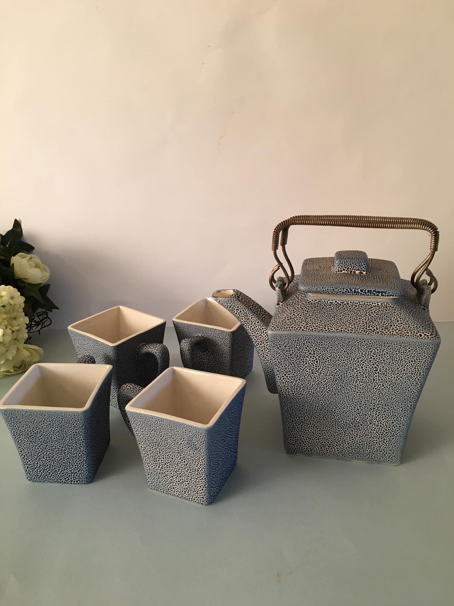 Teapot and its 4 square cups Agatha's Bester