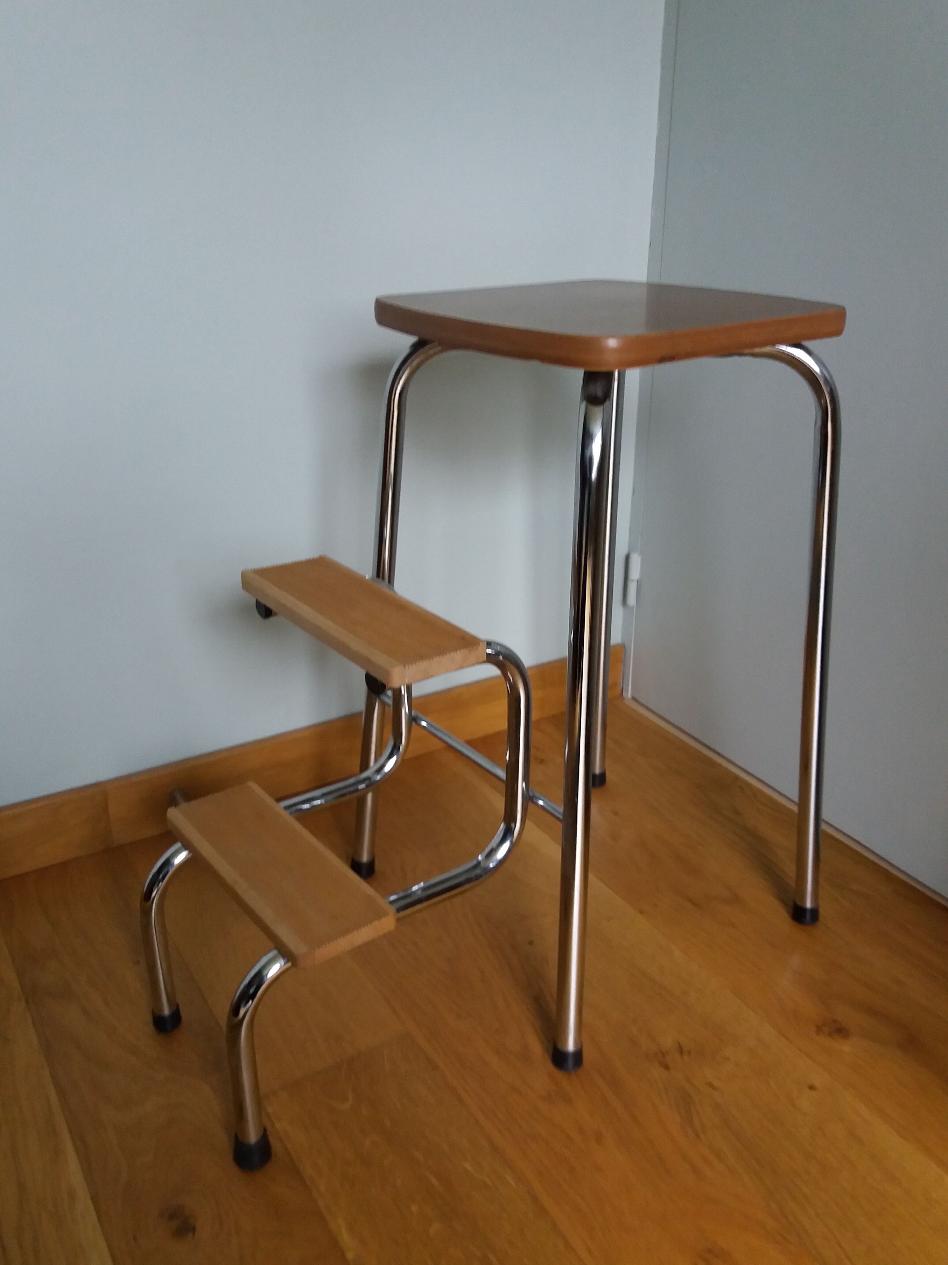 Walking step ladder stool