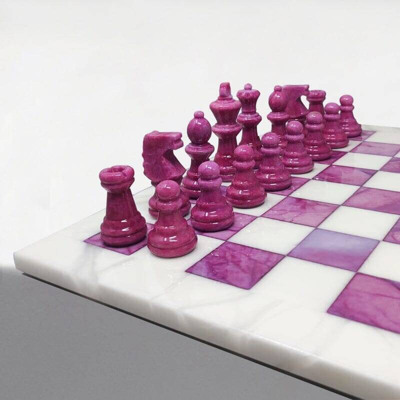 Superbe jeu d'échecs rose et blanc des années 1970 en albâtre de Volterra fabriqué à la main en Italie