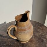Carafe en grès du Berry beige à frises et motifs géométriques quadrillés