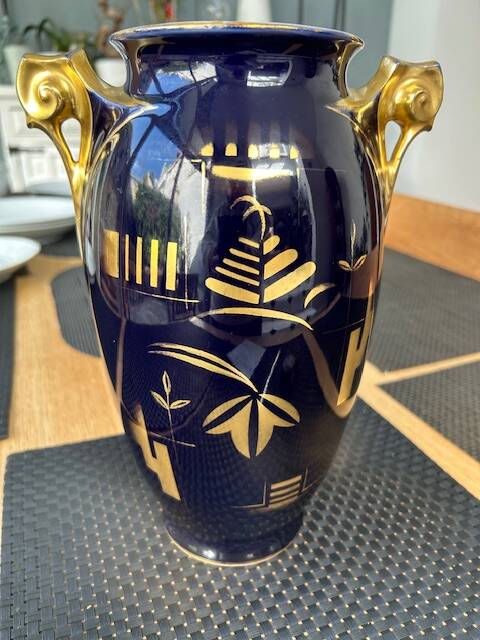 Vase en porcelaine noir et doré