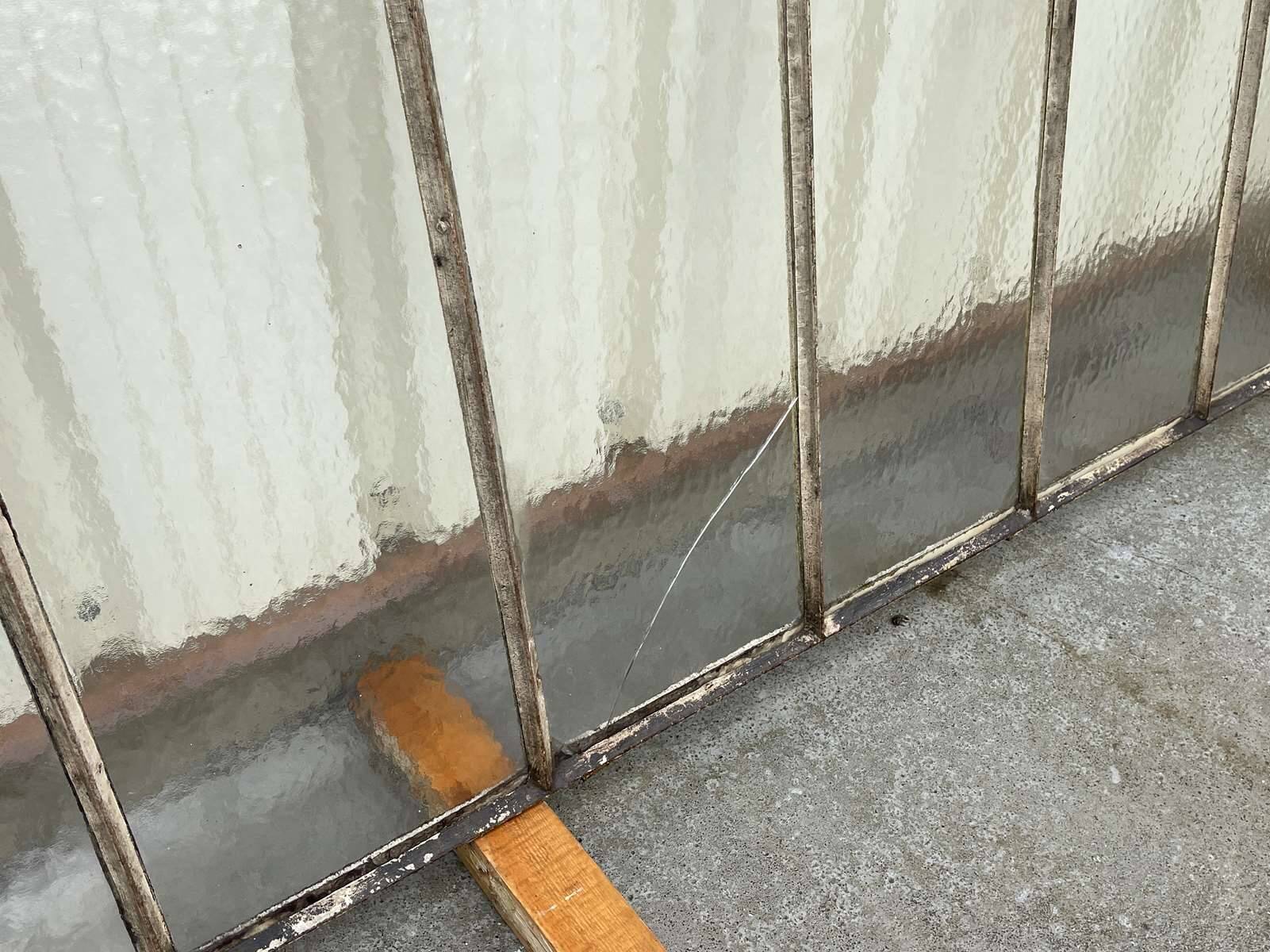 Workshop canopy from the early 20th century in cast iron (1 pane with a crack)