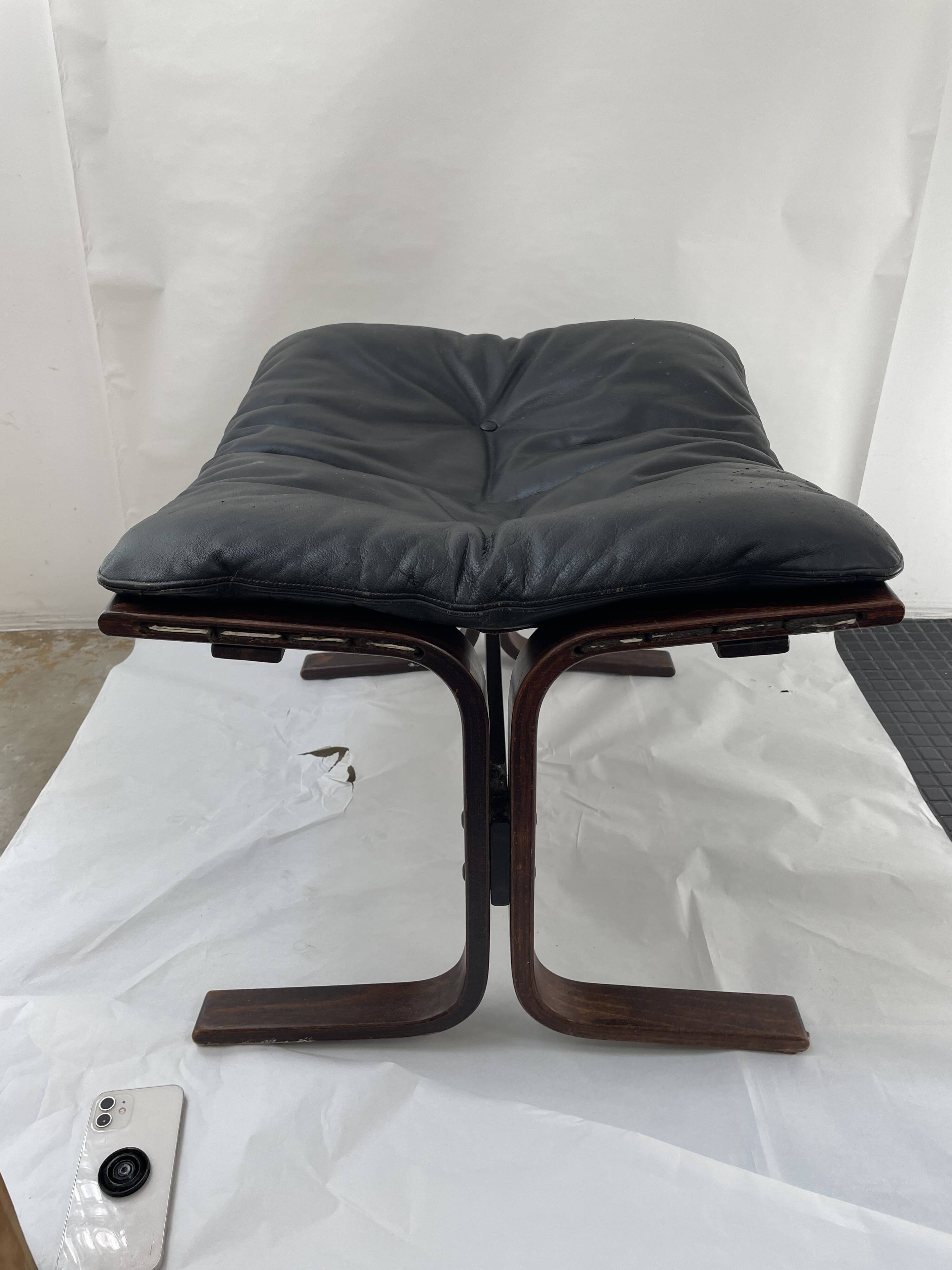 Fauteuil et repose pied Siesta en cuir noir et bois acajou
