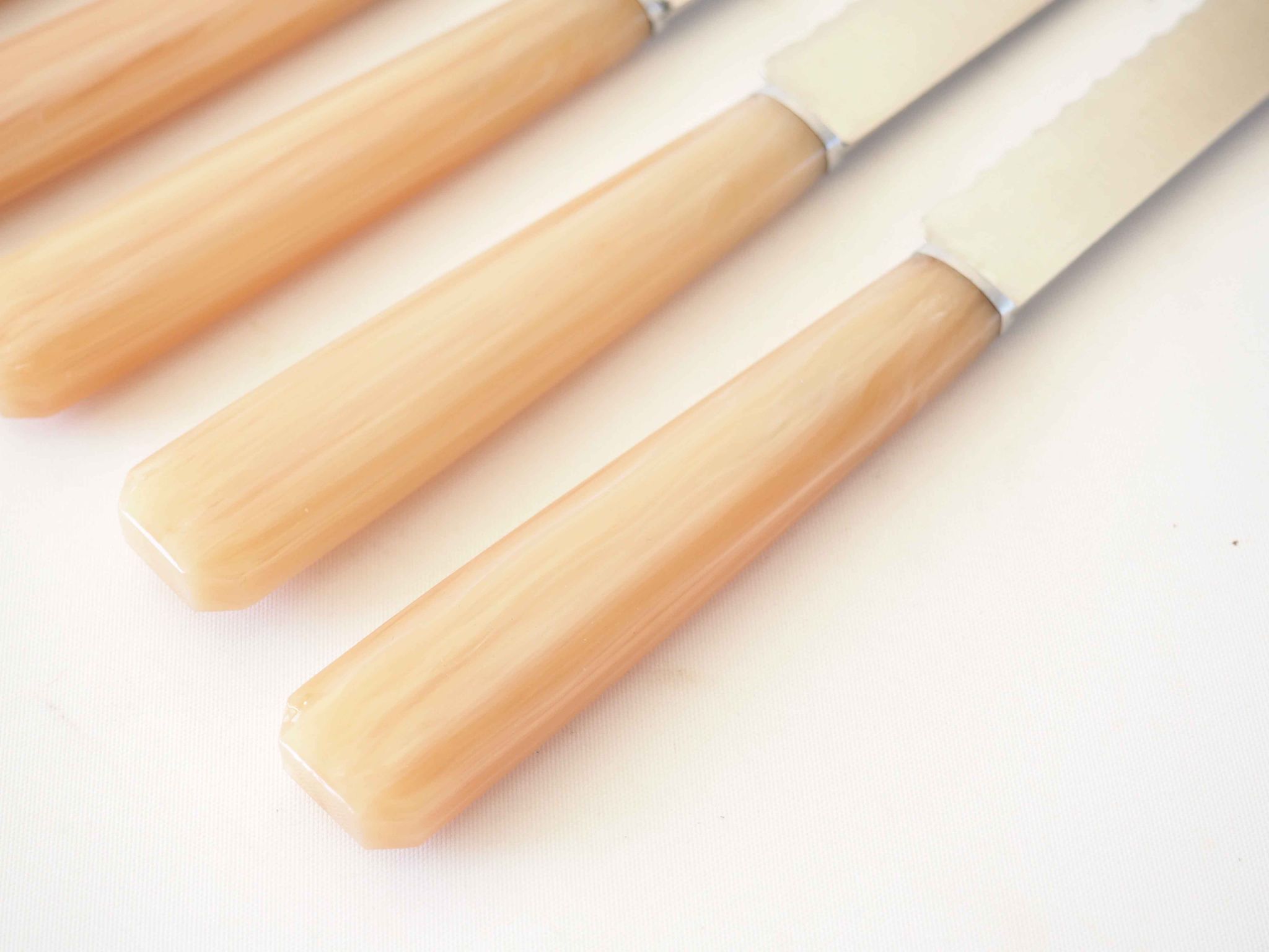 Series of 6 bakelite knives