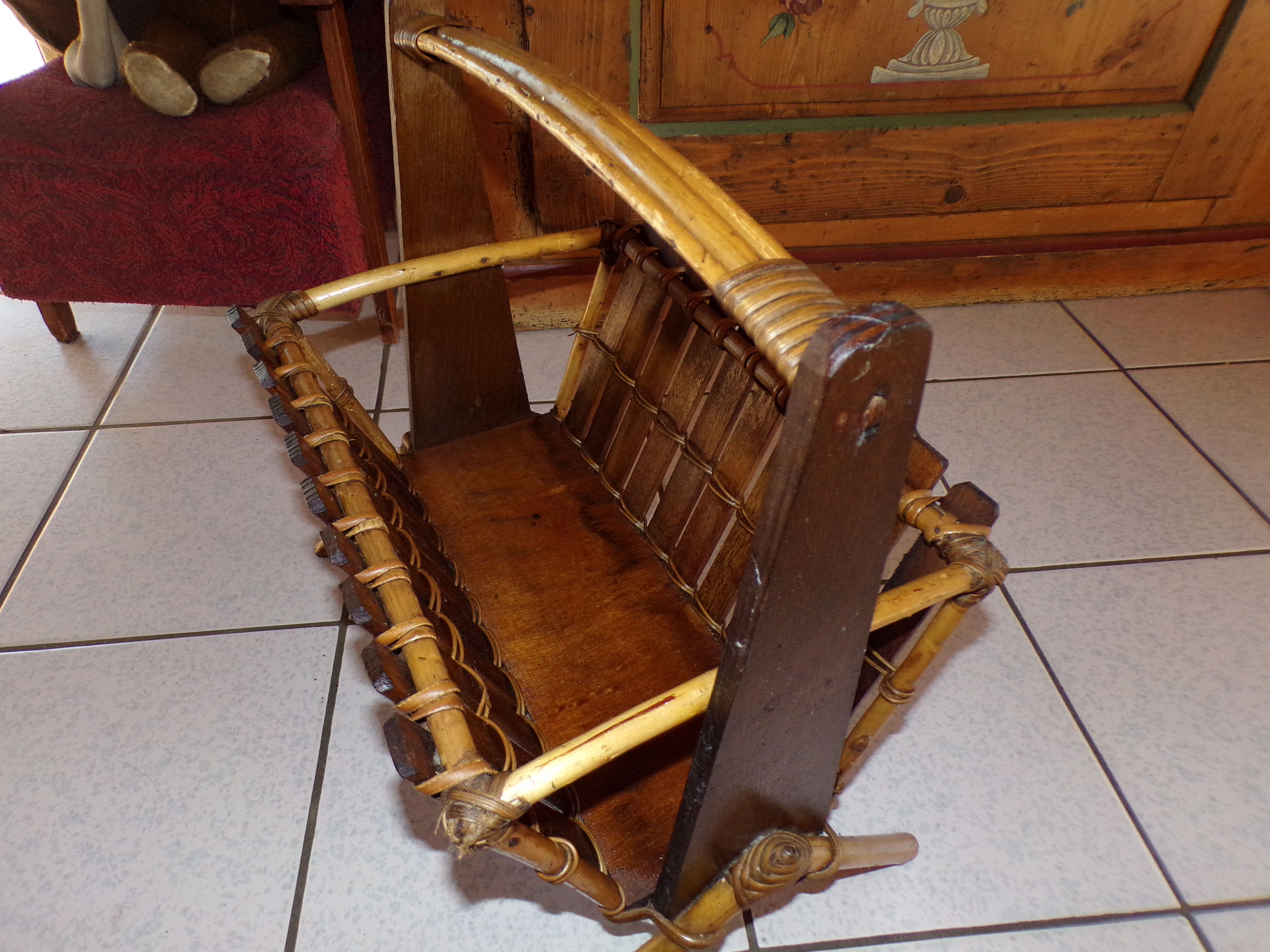 Porte-revue en rotin et bois