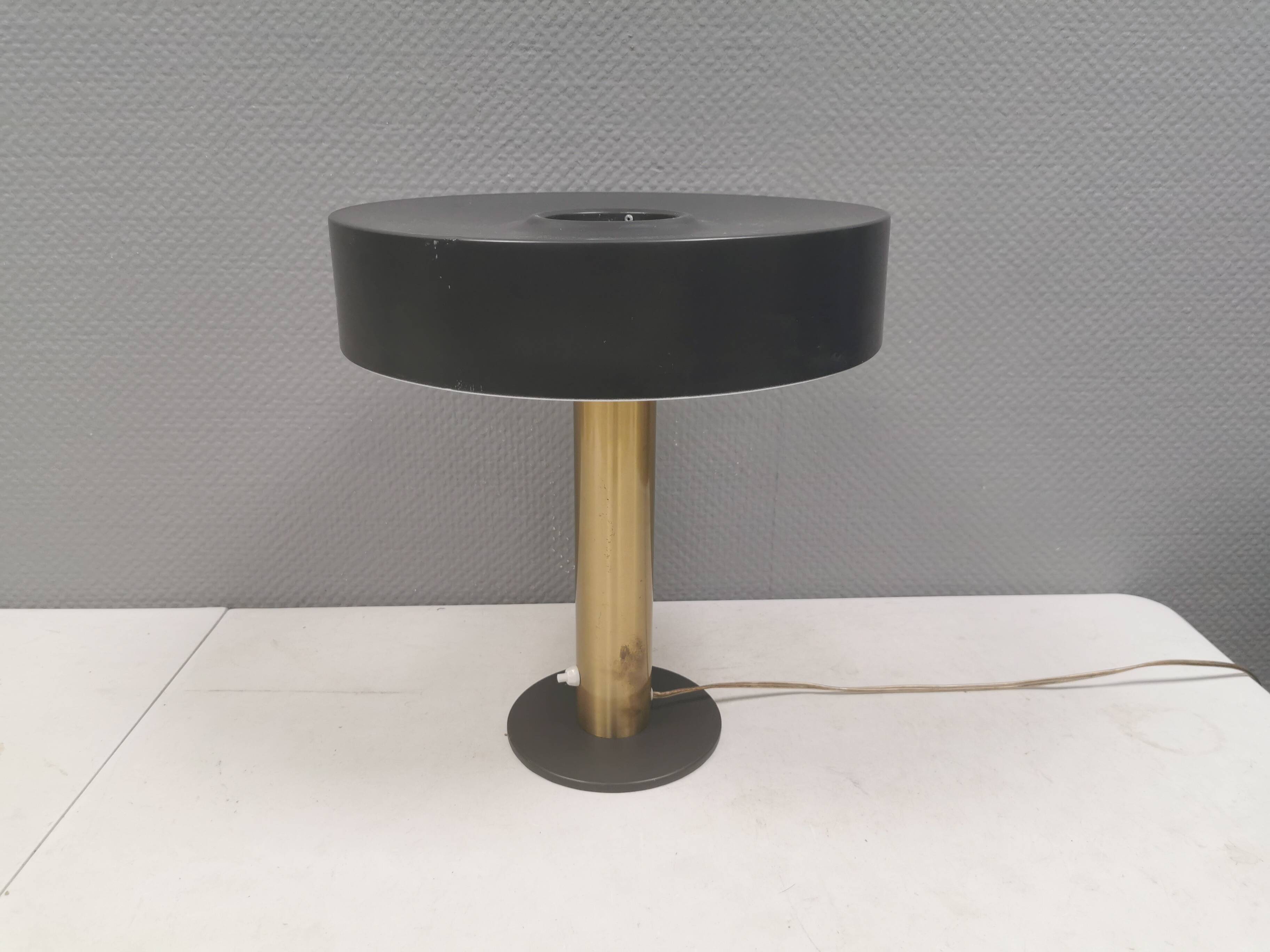 Lampe de table danoise avec une base en laiton massif et un abat-jour en métal laqué gris.