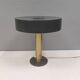 Lampe de table danoise avec une base en laiton massif et un abat-jour en métal laqué gris.