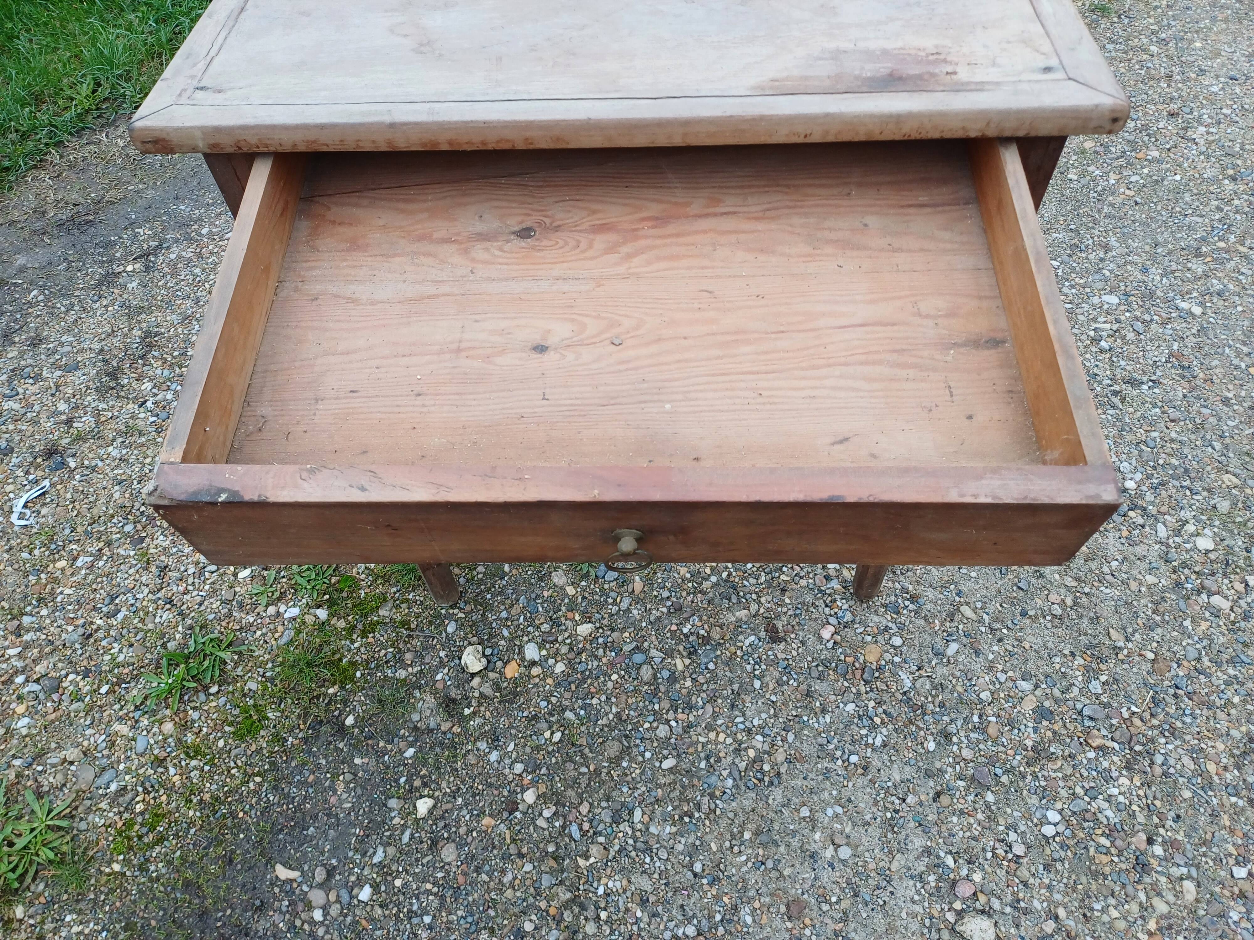 Small walnut table, 1 drawer