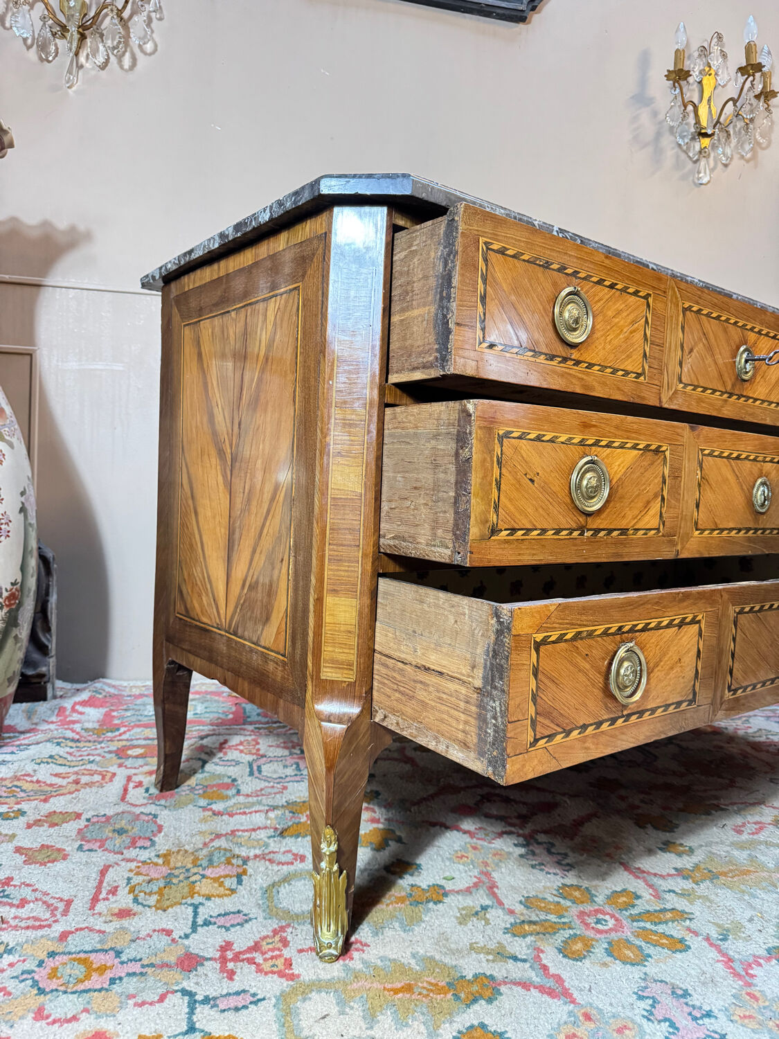 Commode en marqueterie d’époque transition xviii eme siècle