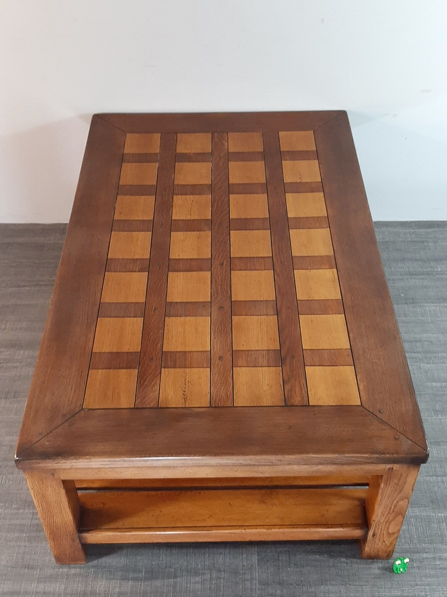 Table basse danoise en chêne début XXème siècle plateau à damier