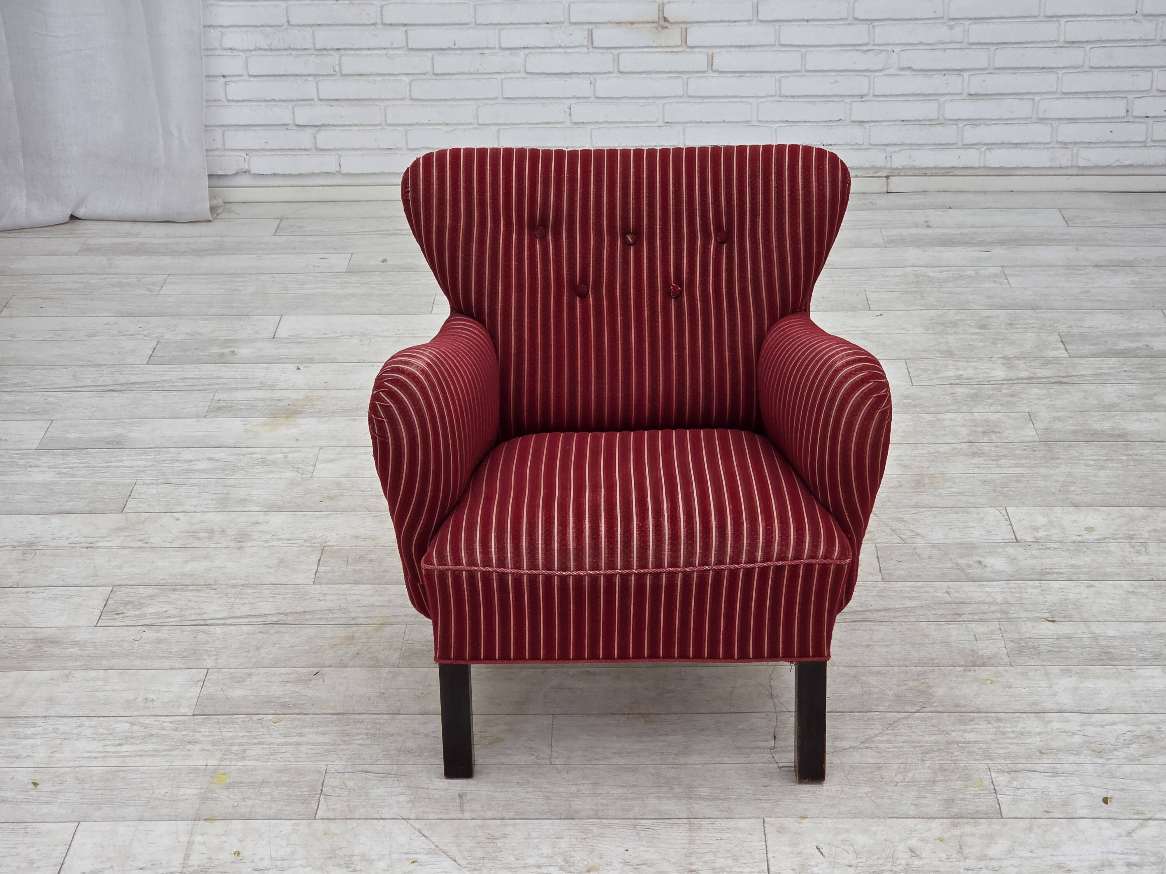 Fauteuil danois des années 1960, en laine de meuble rayée rouge, pieds en bois de chêne.