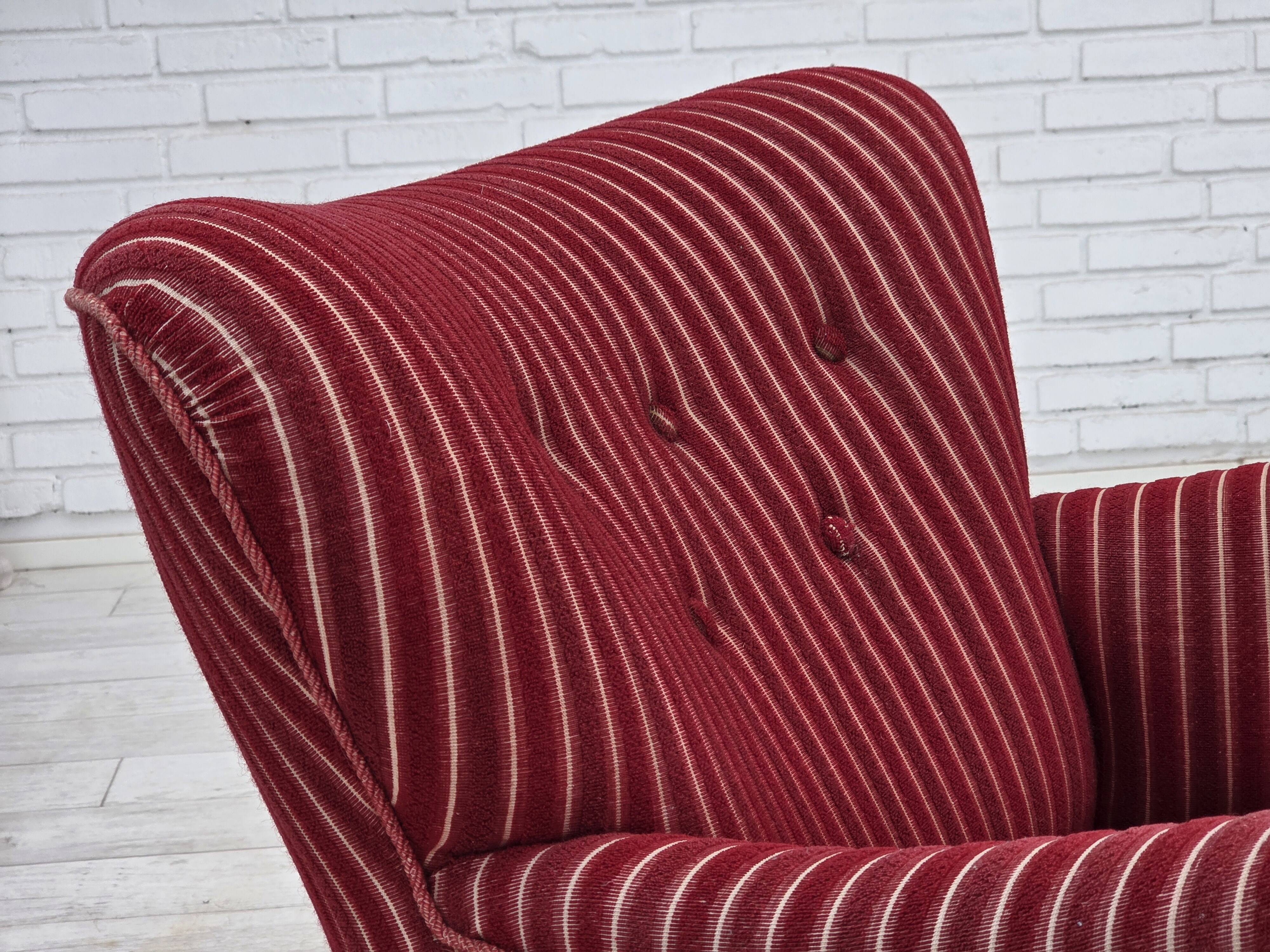 Fauteuil danois des années 1960, en laine de meuble rayée rouge, pieds en bois de chêne.